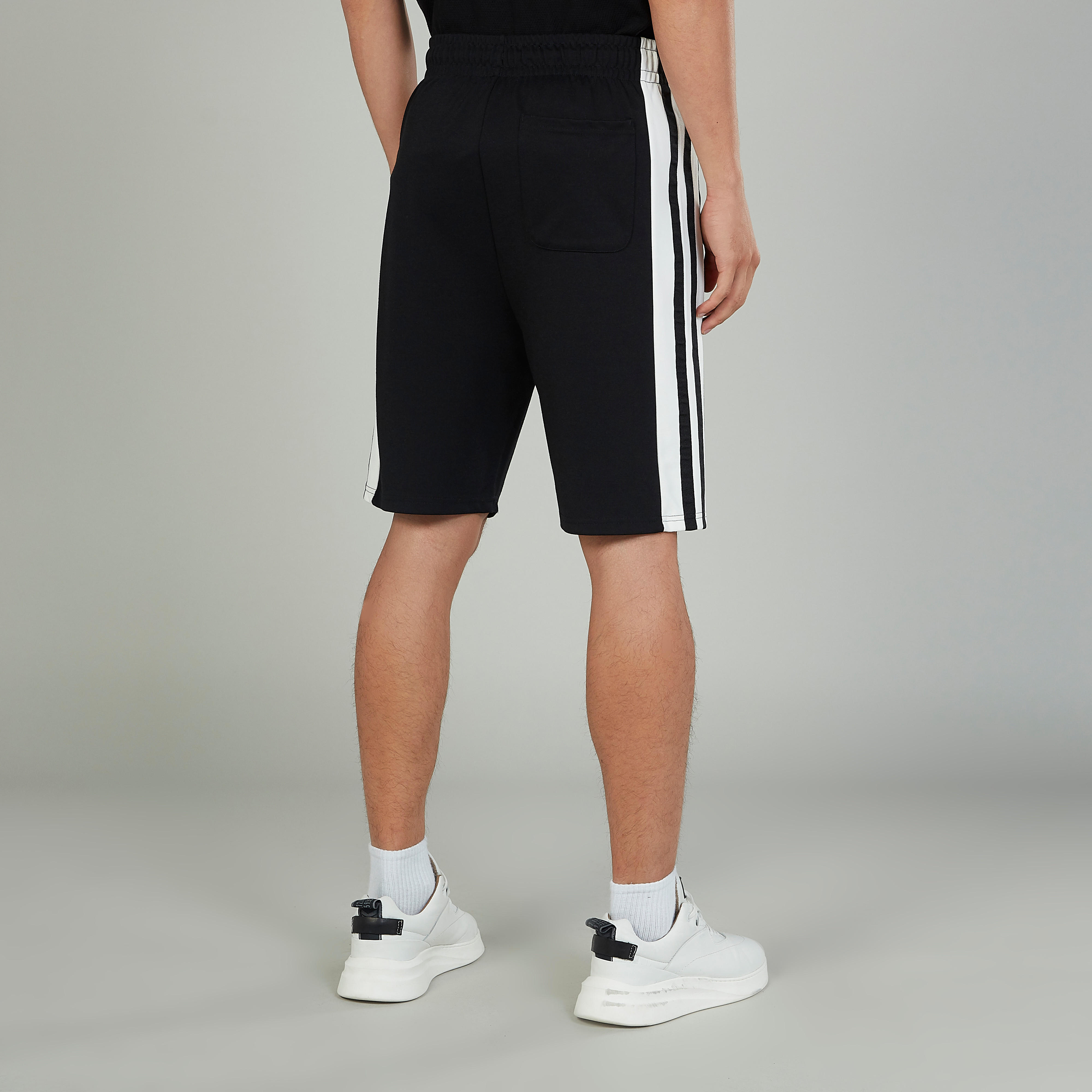 شورت بخصر متوسط الارتفاع وجيوب وتفاصيل شريطة-men-clothing-bottoms-shorts-image-3