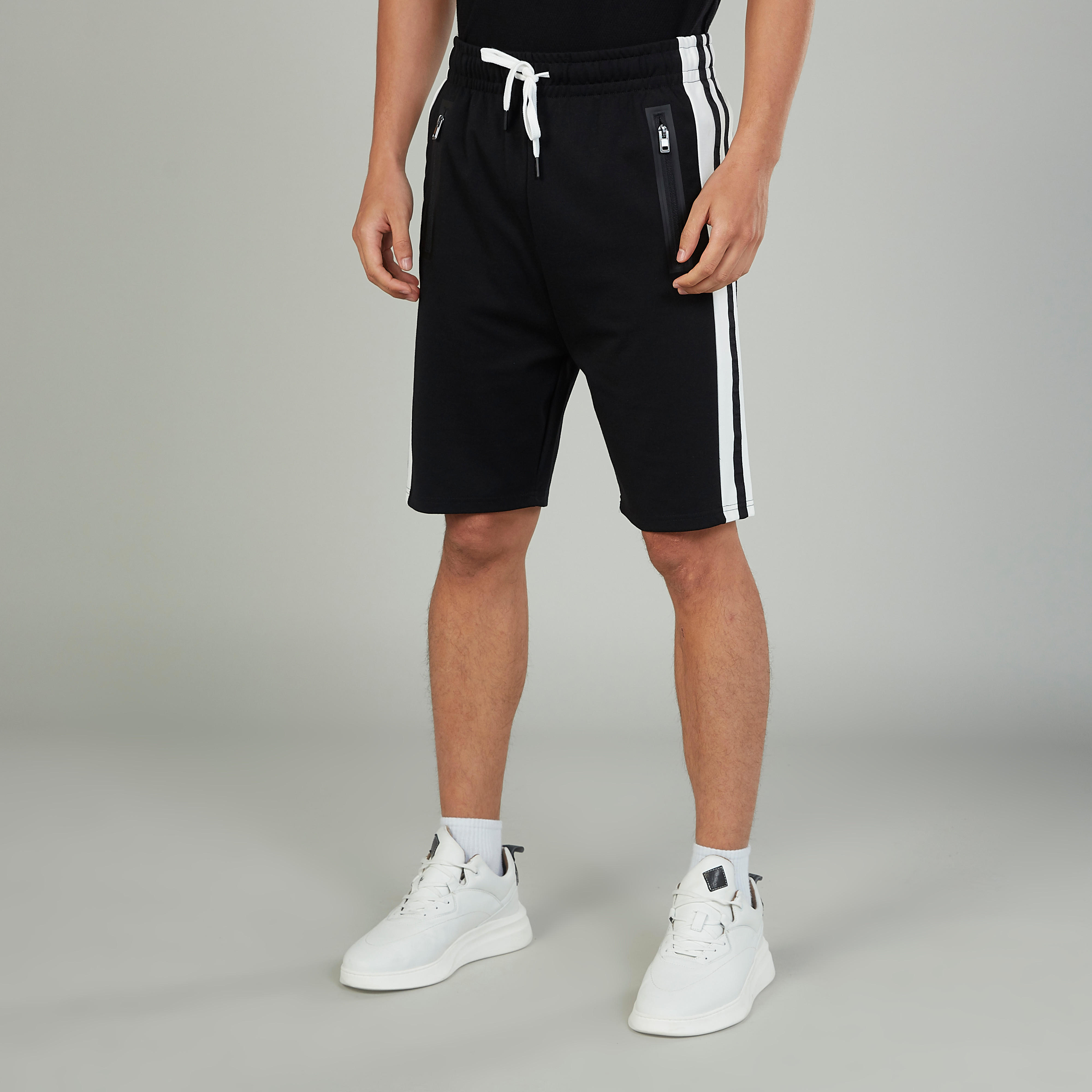 شورت بخصر متوسط الارتفاع وجيوب وتفاصيل شريطة-men-clothing-bottoms-shorts-image-2