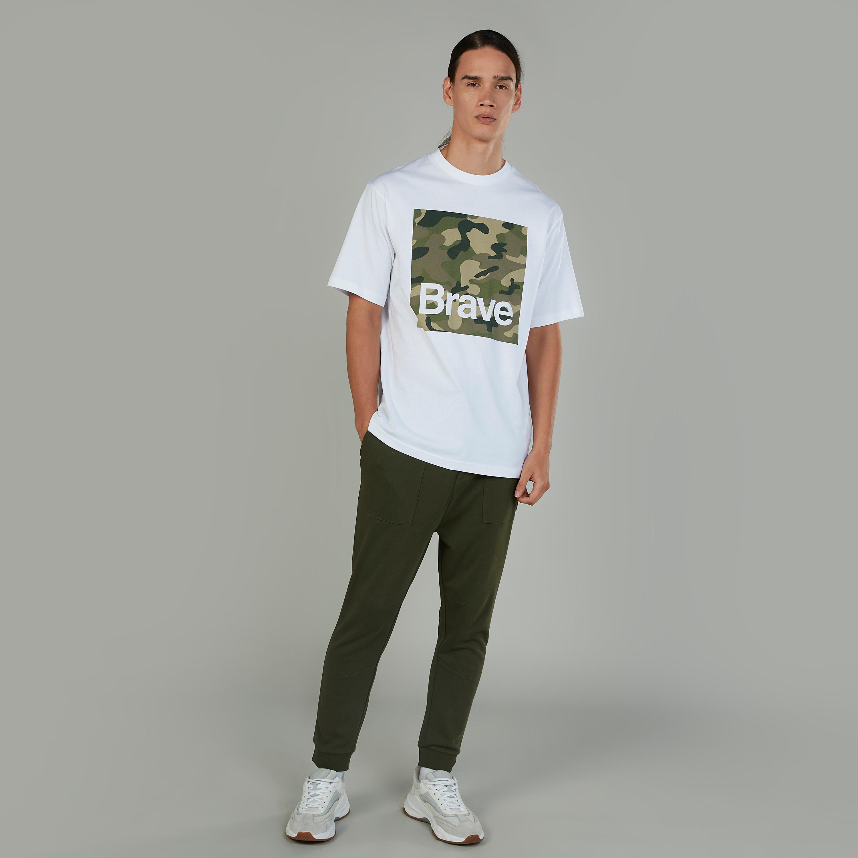 تيشيرت  بياقة ضيّقة وأكمام قصيرة وطبعات-men-clothing-tshirtsandpolos-tshirts-image-4