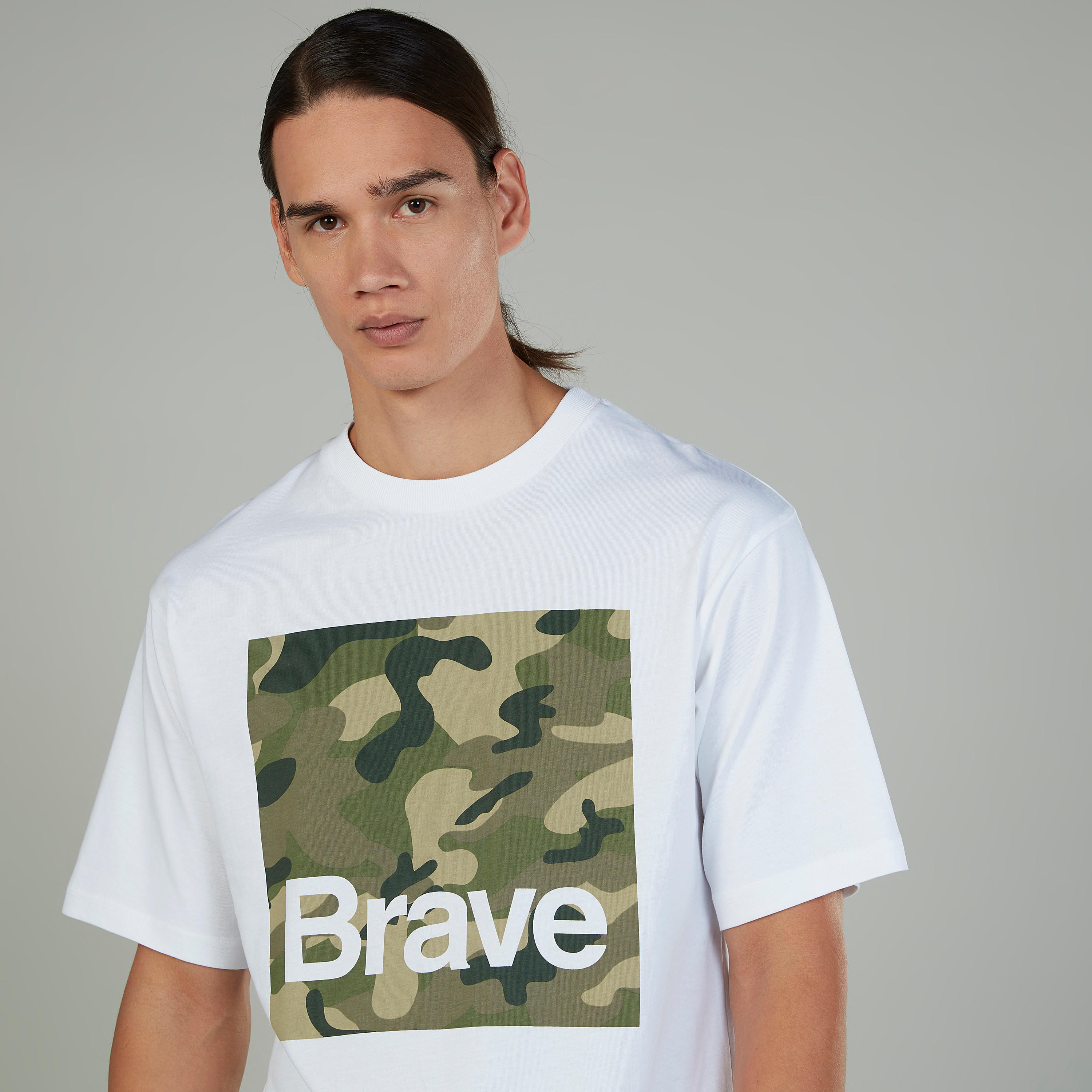 تيشيرت  بياقة ضيّقة وأكمام قصيرة وطبعات-men-clothing-tshirtsandpolos-tshirts-image-3