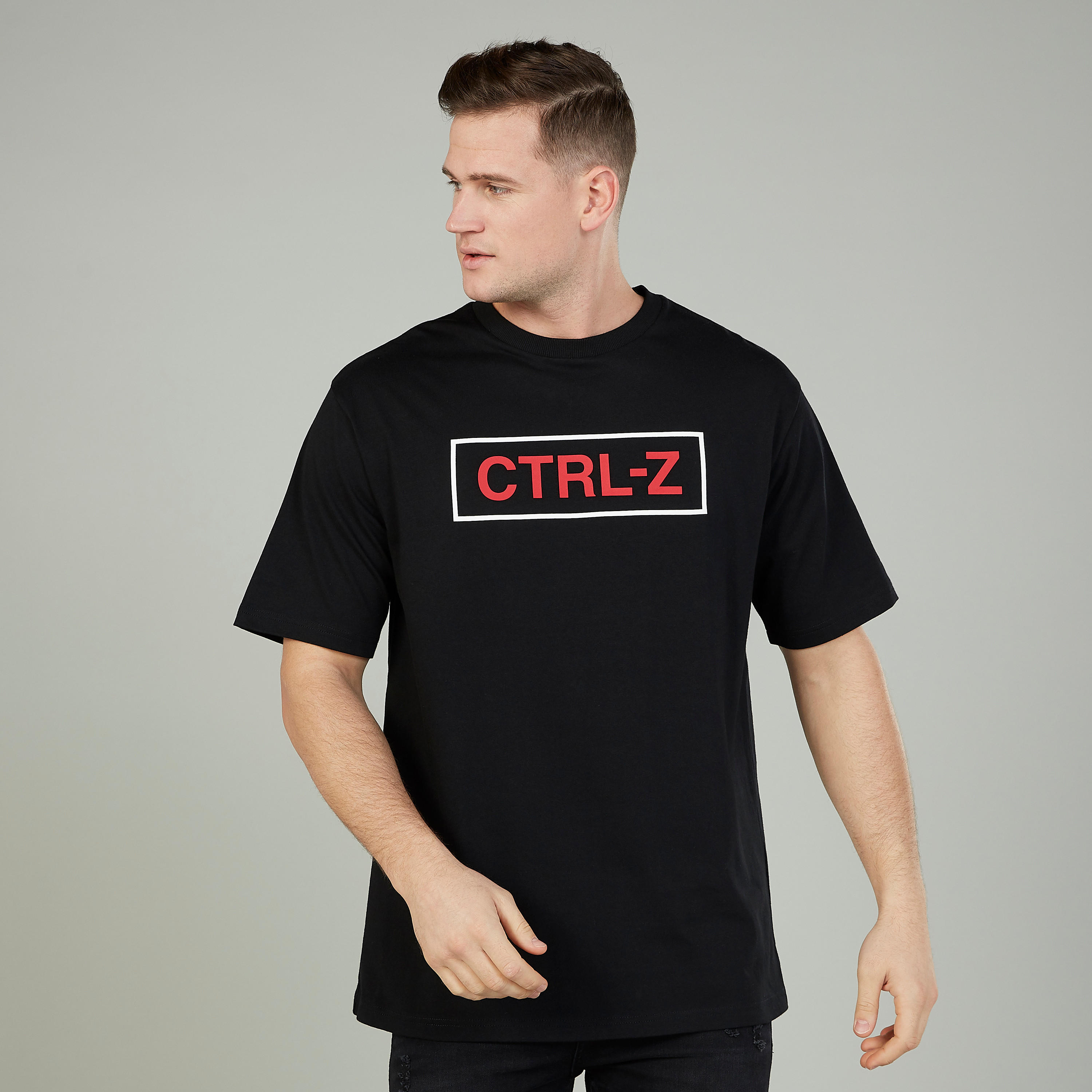 تيشيرت بياقة ضيّقة وأكمام قصيرة وطبعات-men-clothing-tshirtsandpolos-tshirts-image-1