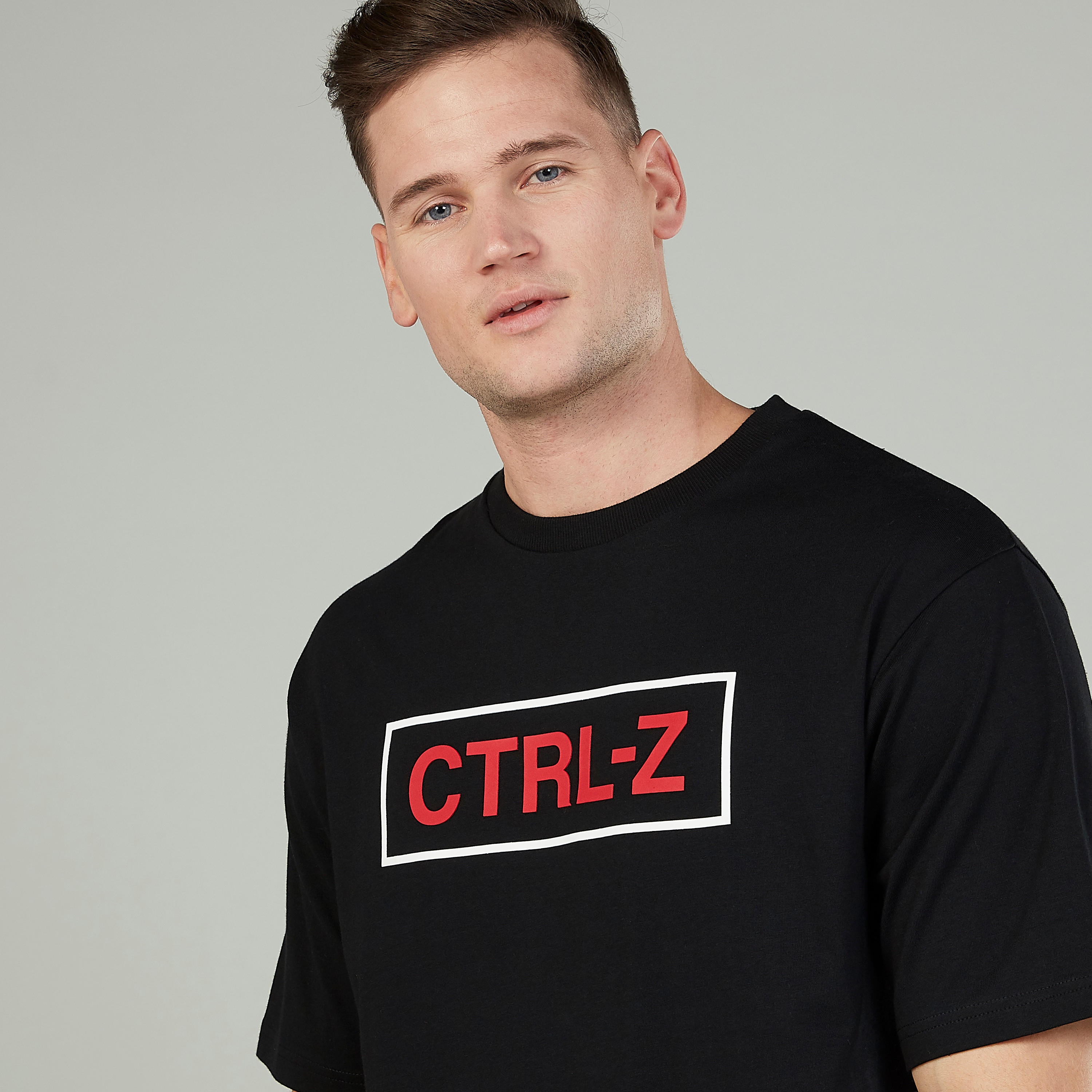 تيشيرت بياقة ضيّقة وأكمام قصيرة وطبعات-men-clothing-tshirtsandpolos-tshirts-image-3