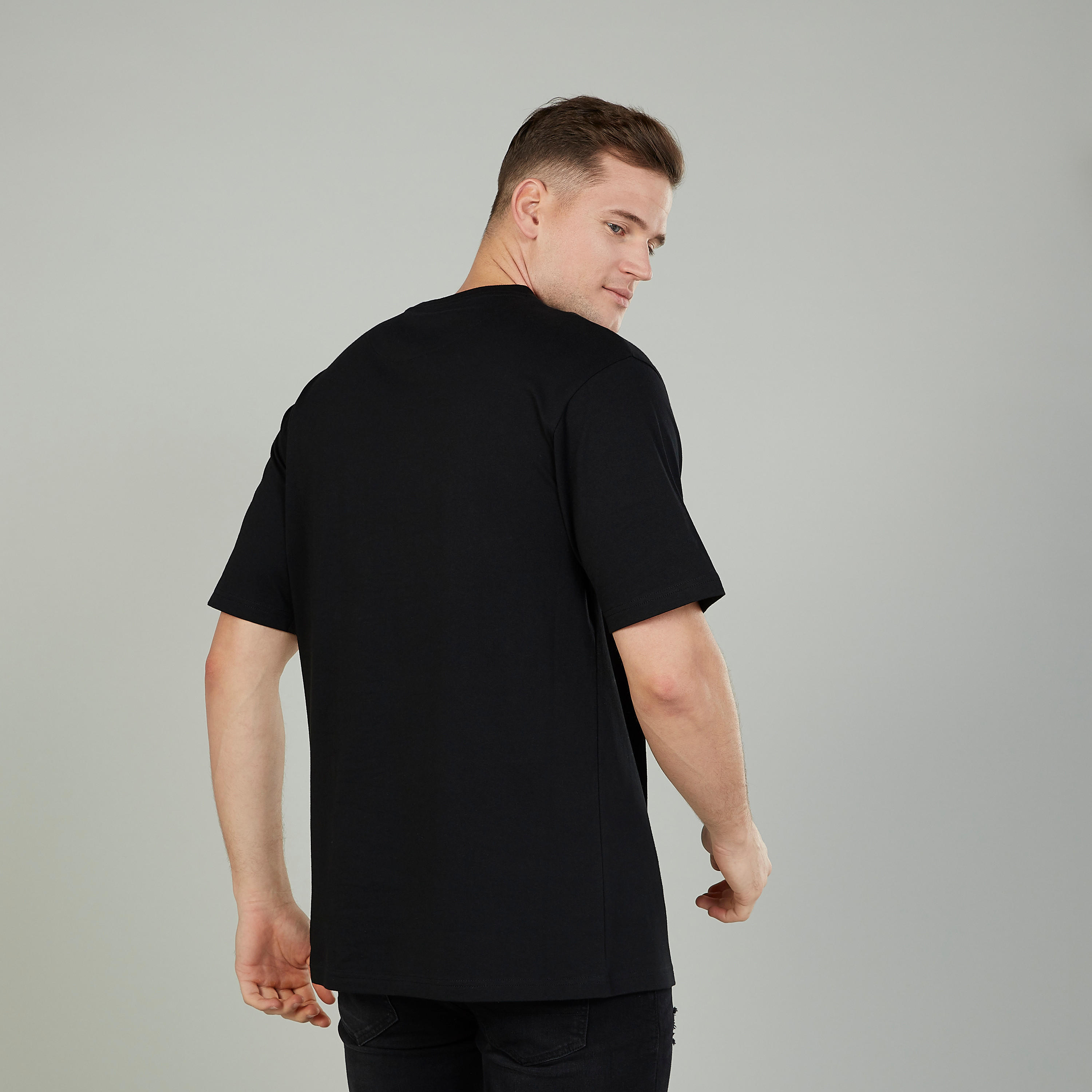 تيشيرت بياقة ضيّقة وأكمام قصيرة وطبعات-men-clothing-tshirtsandpolos-tshirts-image-4