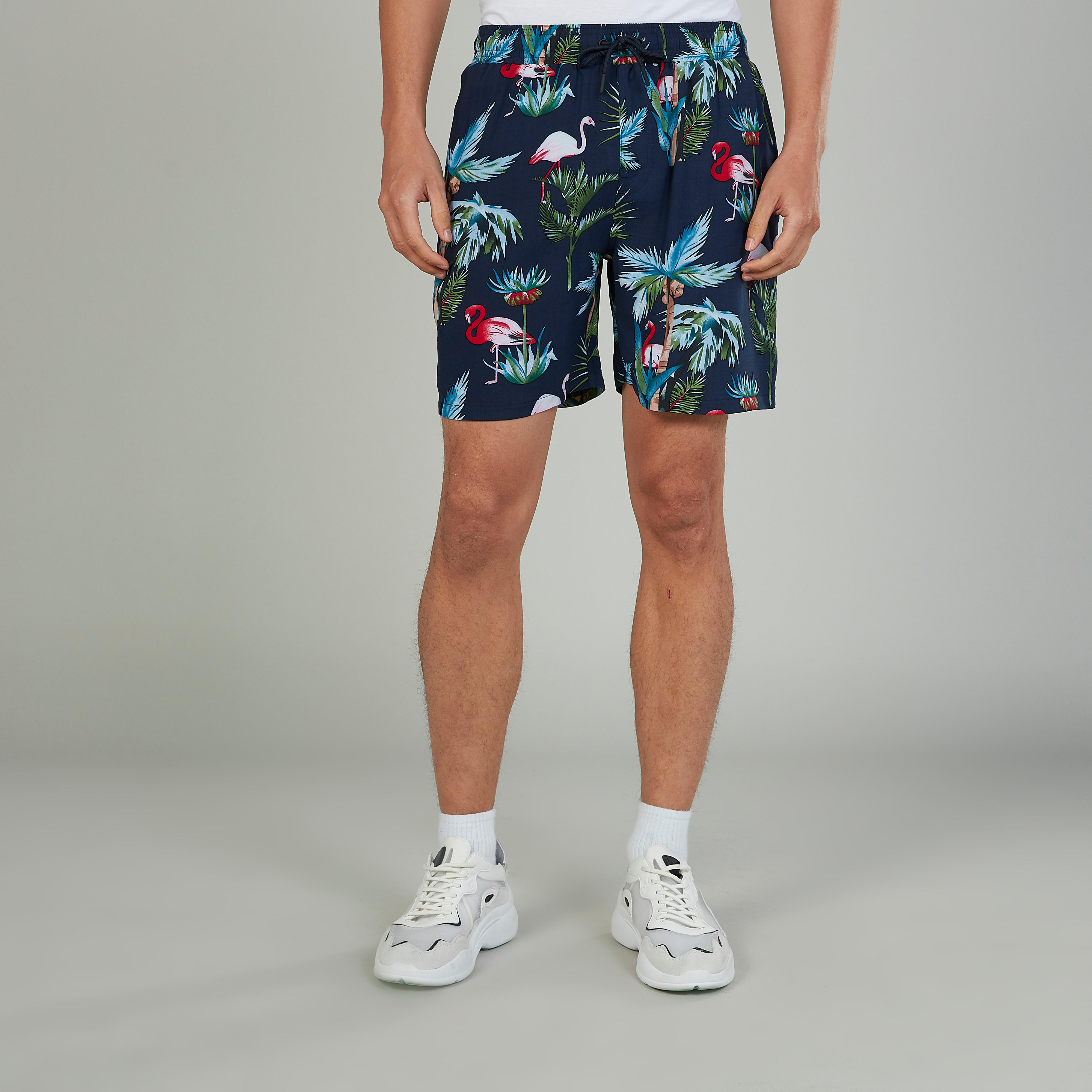 شورت بخصر متوسط الارتفاع ورباط وجيوب وطبعات-men-clothing-bottoms-shorts-image-1