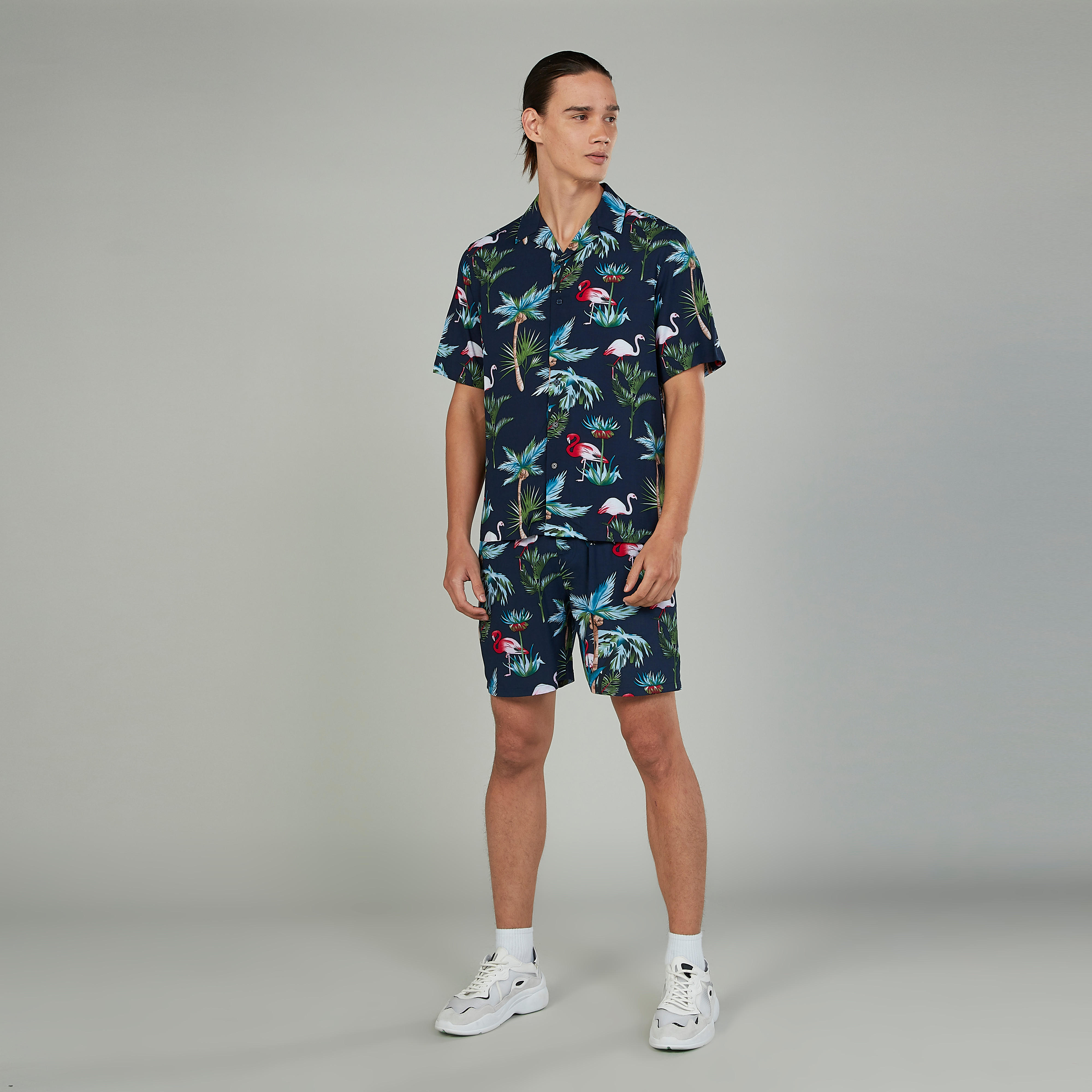 شورت بخصر متوسط الارتفاع ورباط وجيوب وطبعات-men-clothing-bottoms-shorts-image-2