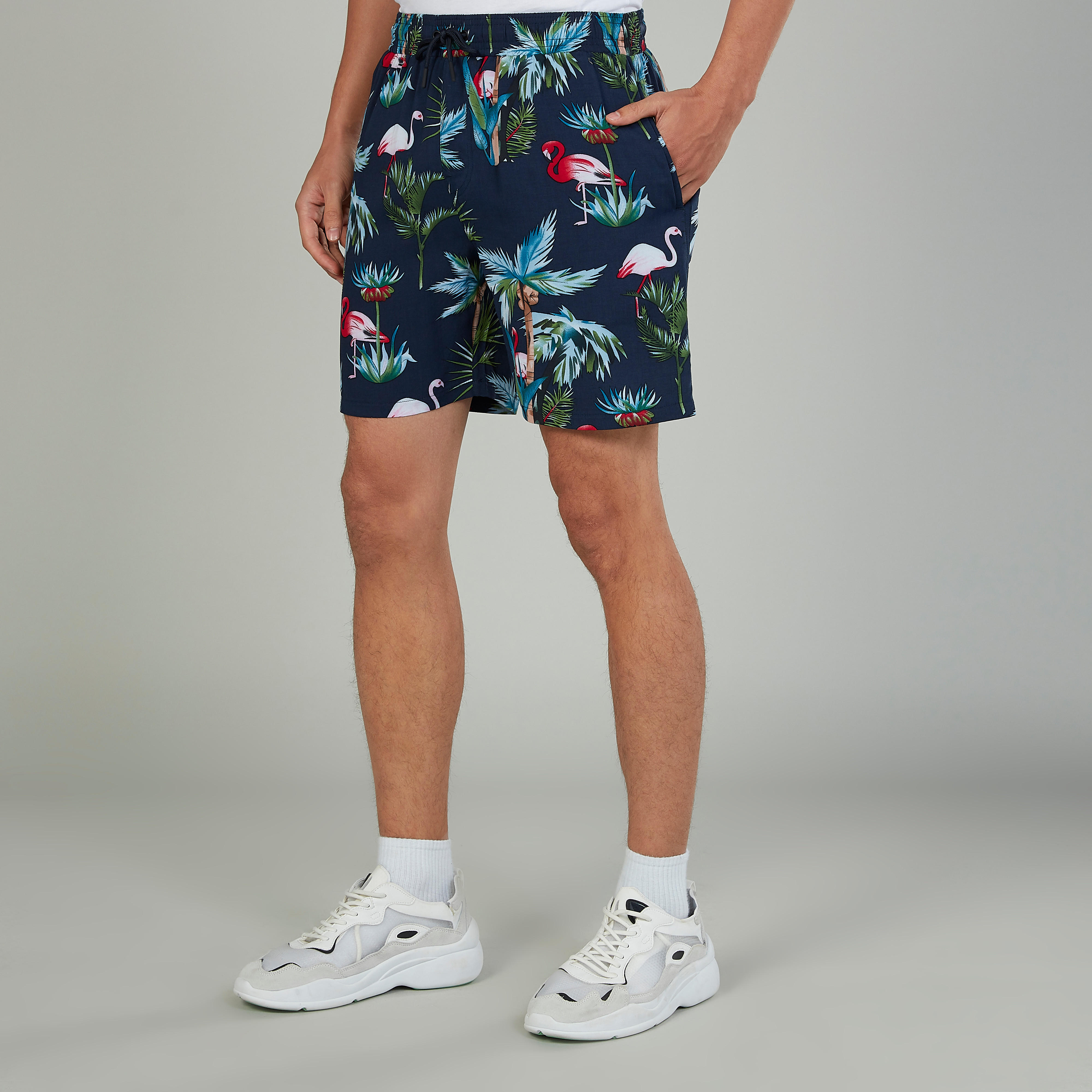 شورت بخصر متوسط الارتفاع ورباط وجيوب وطبعات-men-clothing-bottoms-shorts-image-3