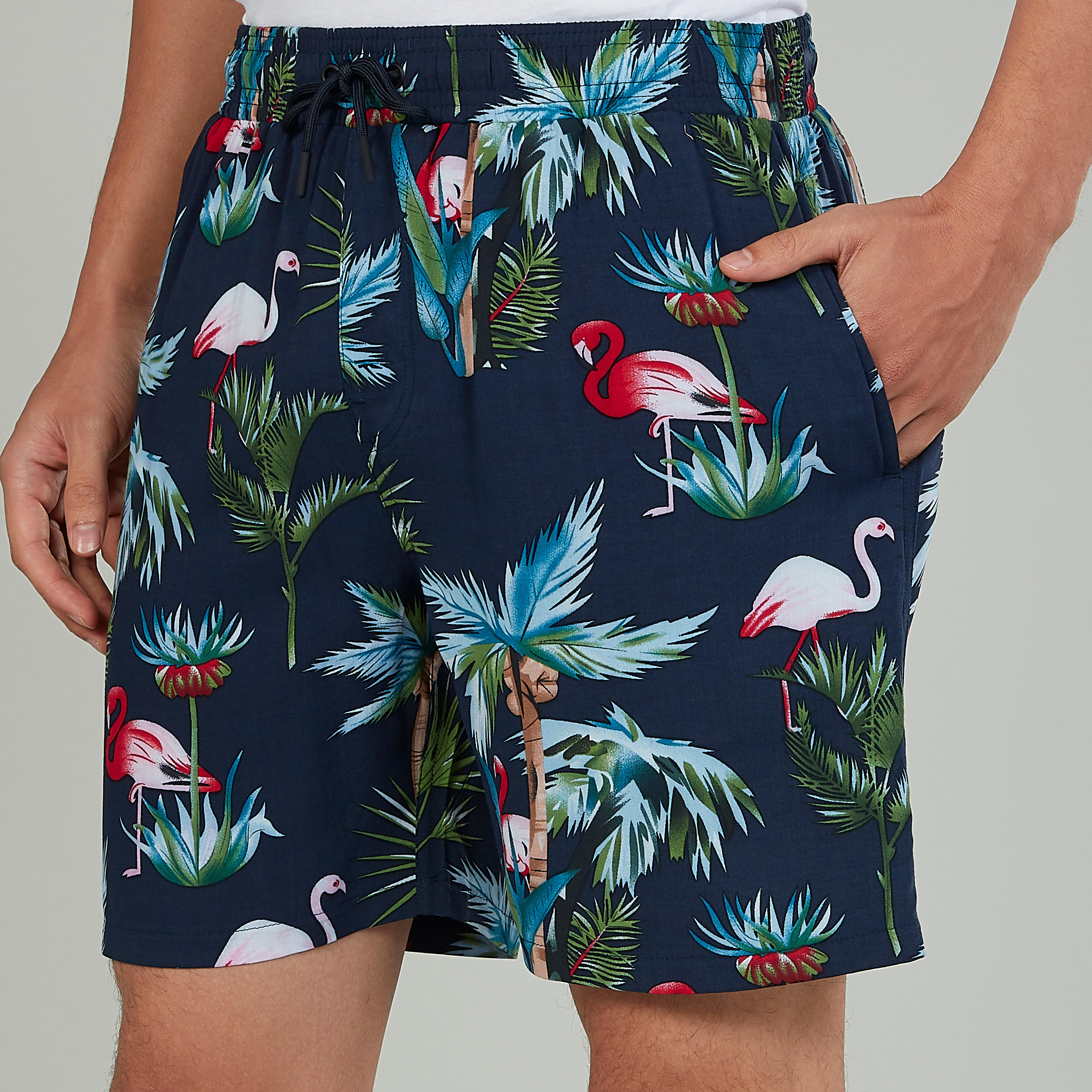 شورت بخصر متوسط الارتفاع ورباط وجيوب وطبعات-men-clothing-bottoms-shorts-image-4