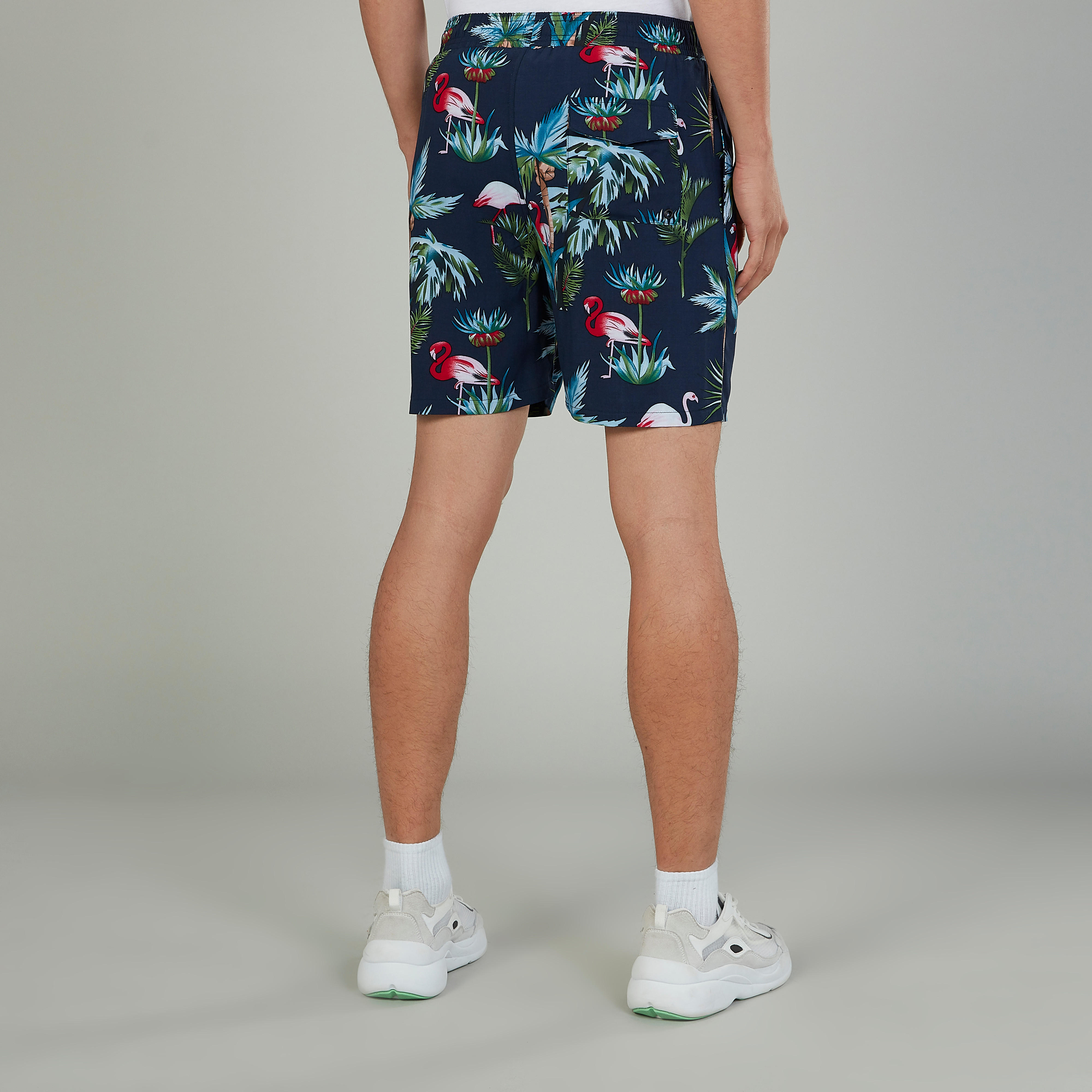 شورت بخصر متوسط الارتفاع ورباط وجيوب وطبعات-men-clothing-bottoms-shorts-image-5