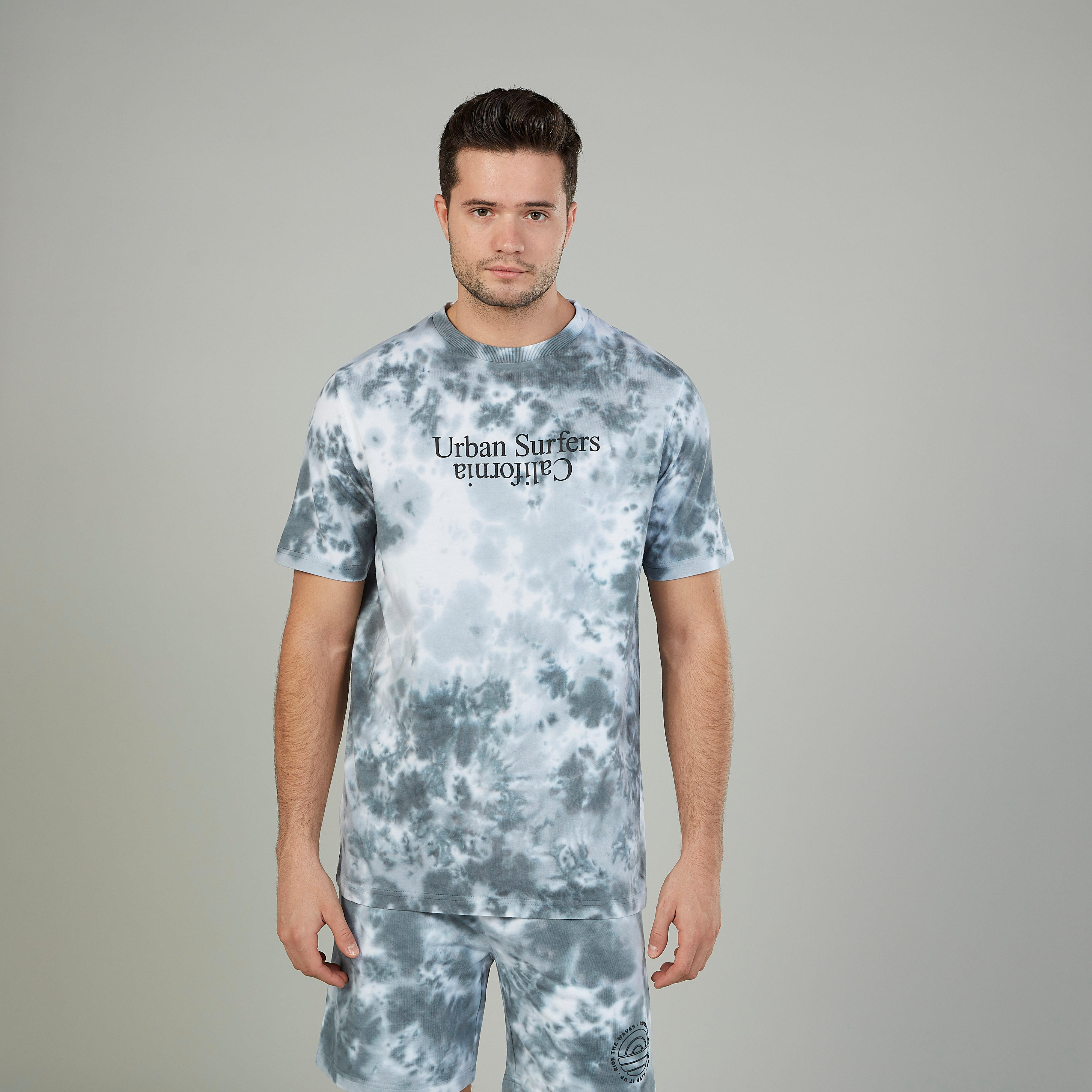 تيشيرت بياقة مستديرة وأكمام قصيرة وطبعات-men-clothing-tshirtsandpolos-tshirts-image-1