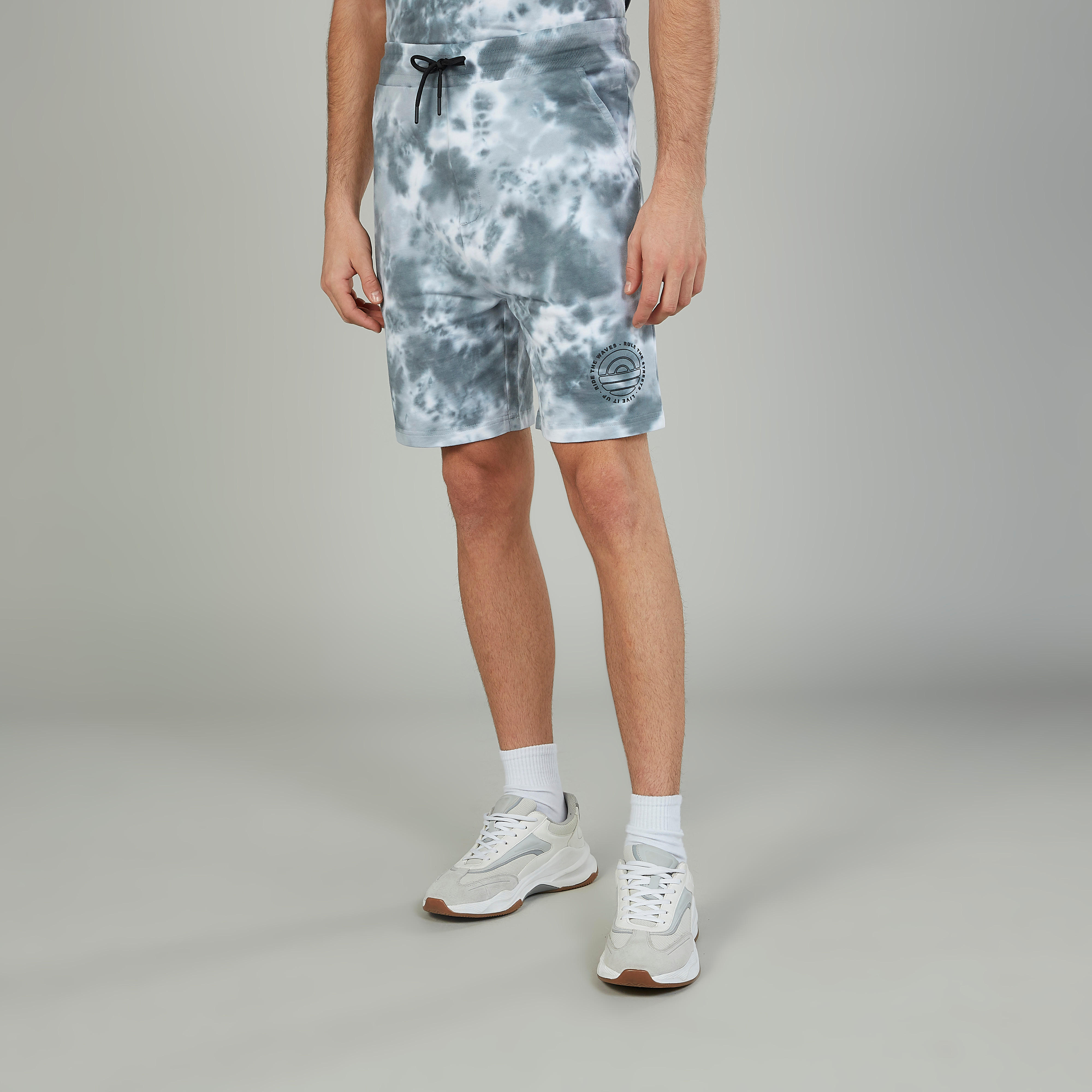 شورت برباط وجيوب وطبعات-men-clothing-bottoms-shorts-image-1
