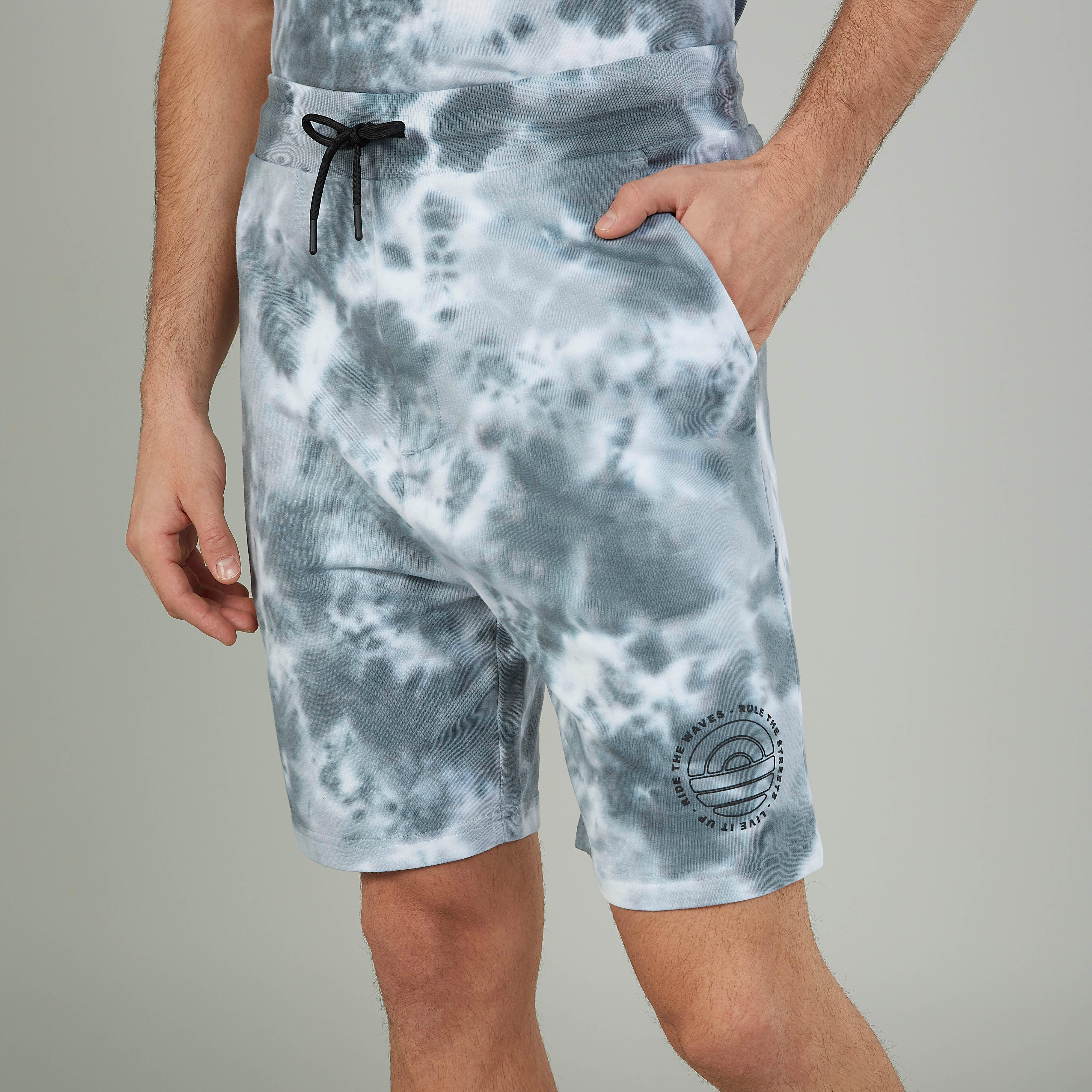شورت برباط وجيوب وطبعات-men-clothing-bottoms-shorts-image-3