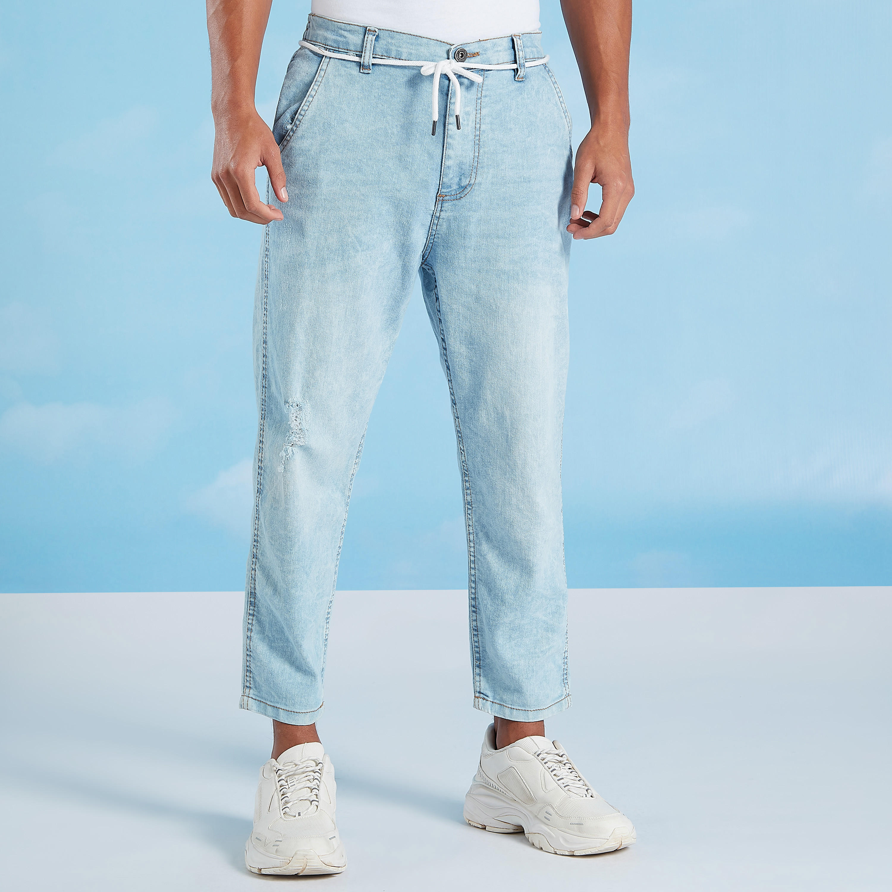 بنطلون جينز قصير ممزّق بخصر متوسط الارتفاع  وتفاصيل جيوب-men-clothing-bottoms-jeans-image-1