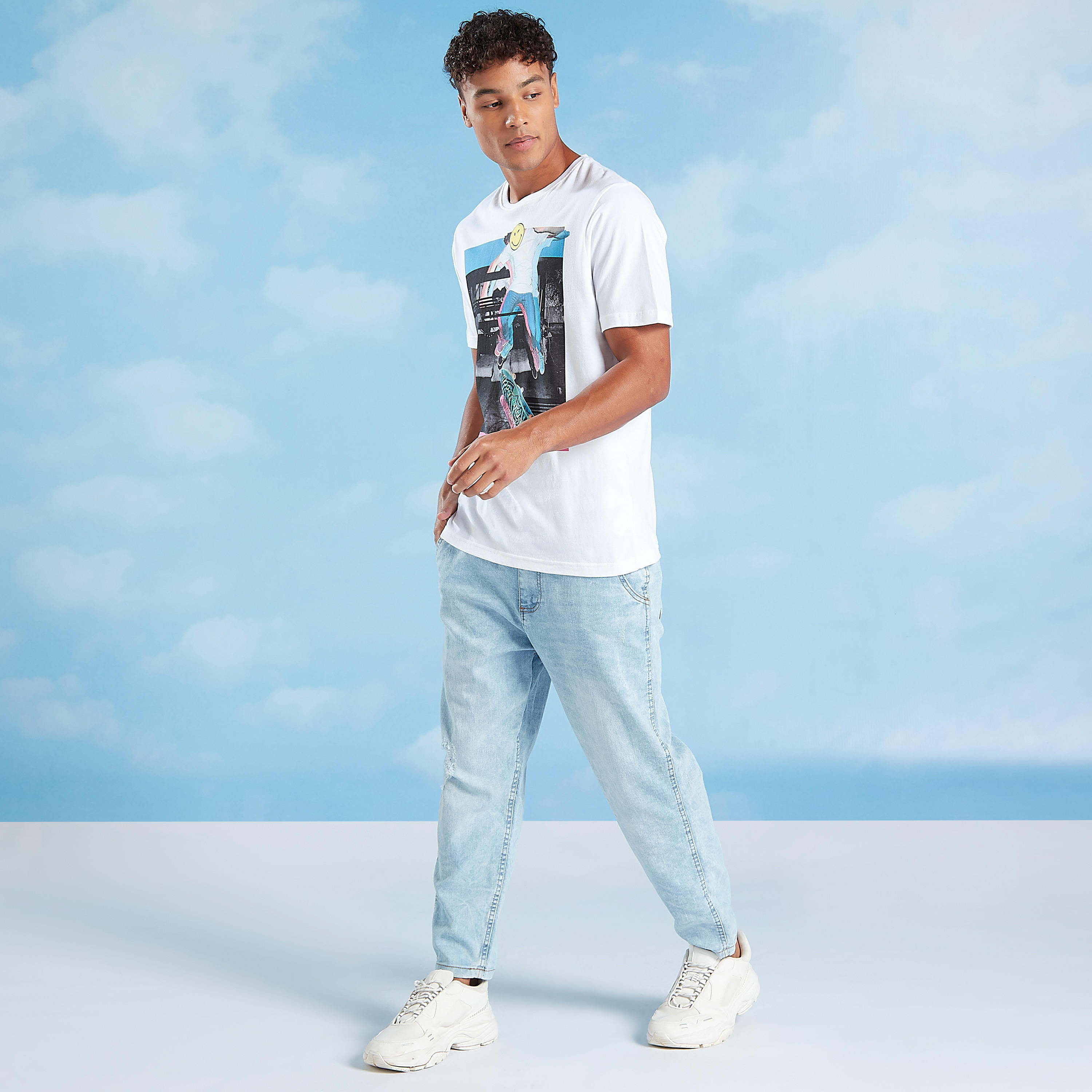 بنطلون جينز قصير ممزّق بخصر متوسط الارتفاع  وتفاصيل جيوب-men-clothing-bottoms-jeans-image-2
