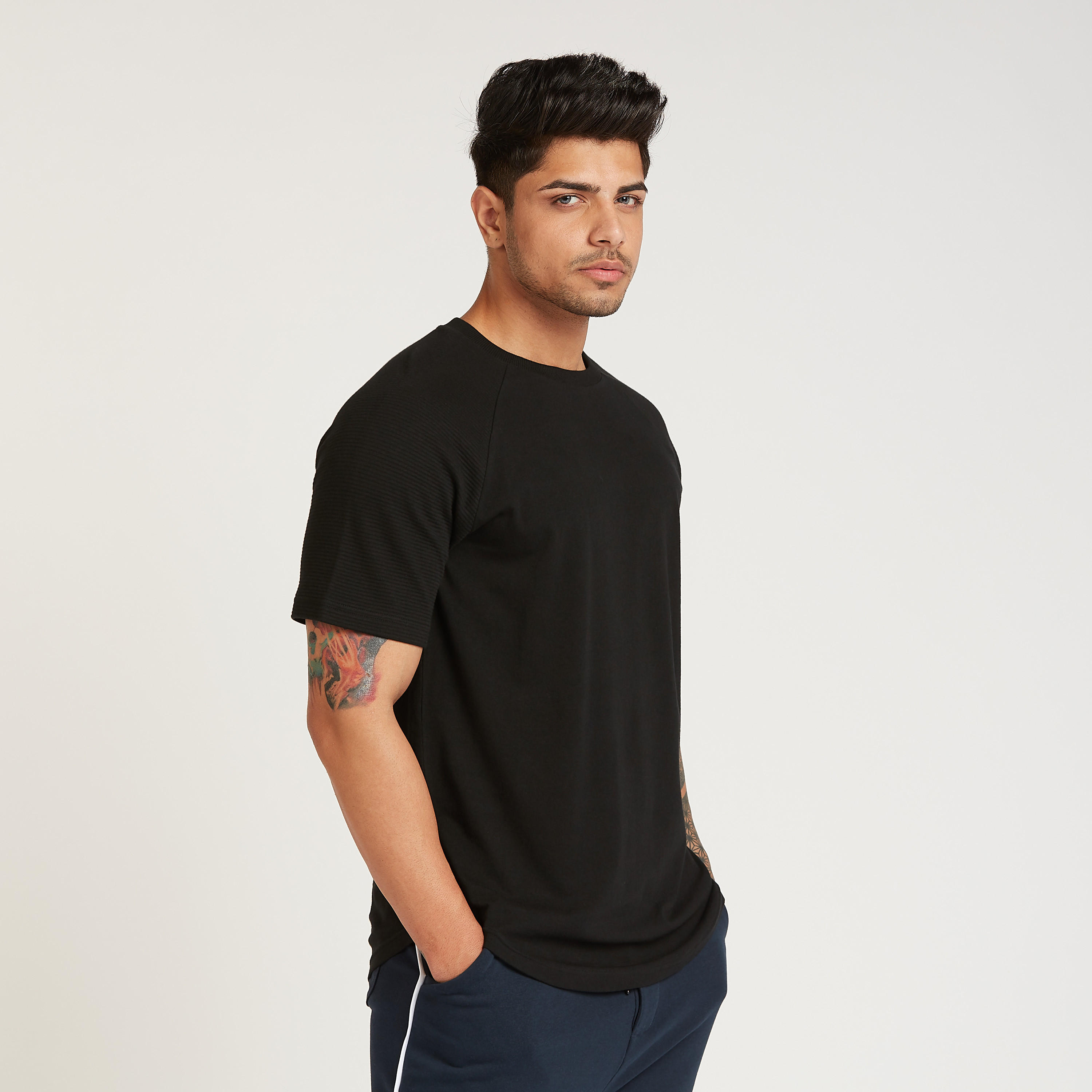 تيشيرت بارز الملمس بياقة ضيّقة وأكمام مغايرة-men-clothing-tshirtsandpolos-tshirts-image-1