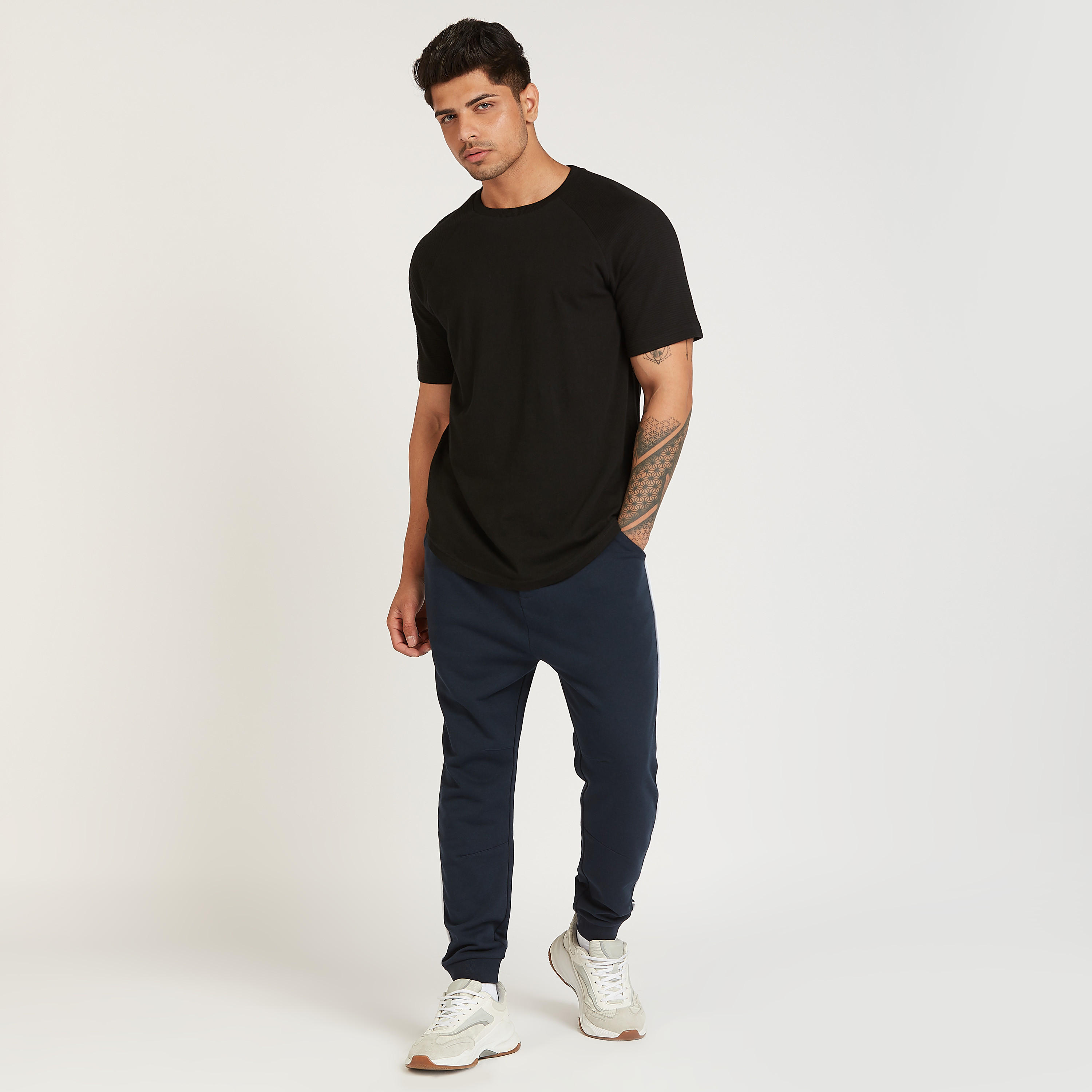 تيشيرت بارز الملمس بياقة ضيّقة وأكمام مغايرة-men-clothing-tshirtsandpolos-tshirts-image-2