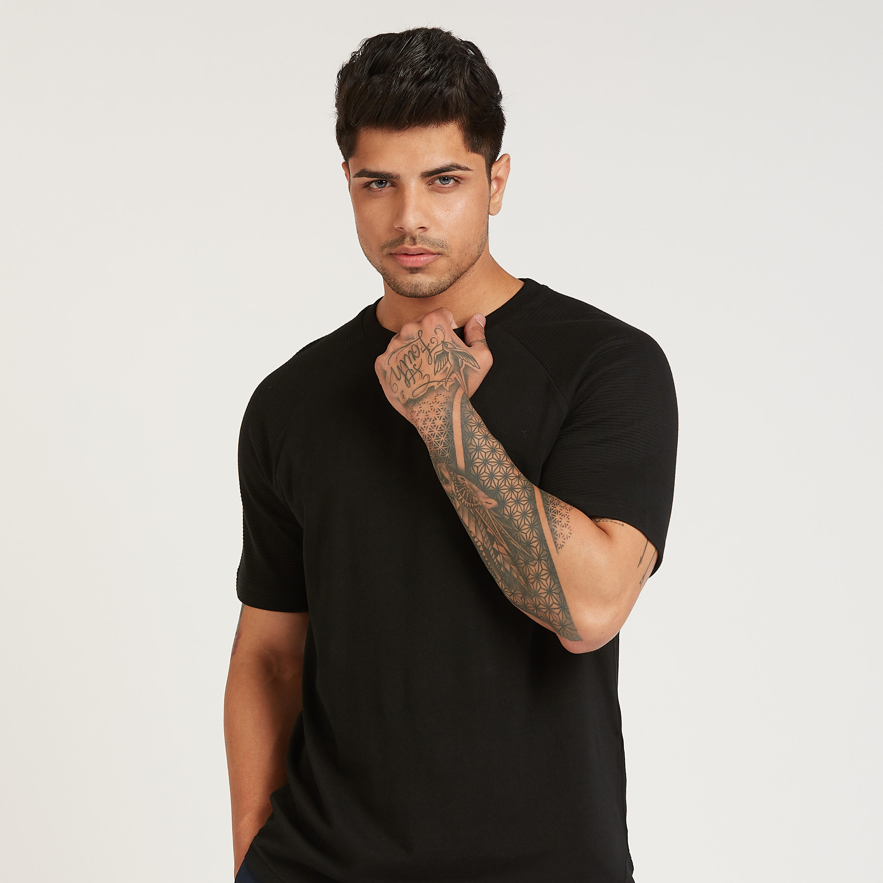 تيشيرت بارز الملمس بياقة ضيّقة وأكمام مغايرة-men-clothing-tshirtsandpolos-tshirts-image-3