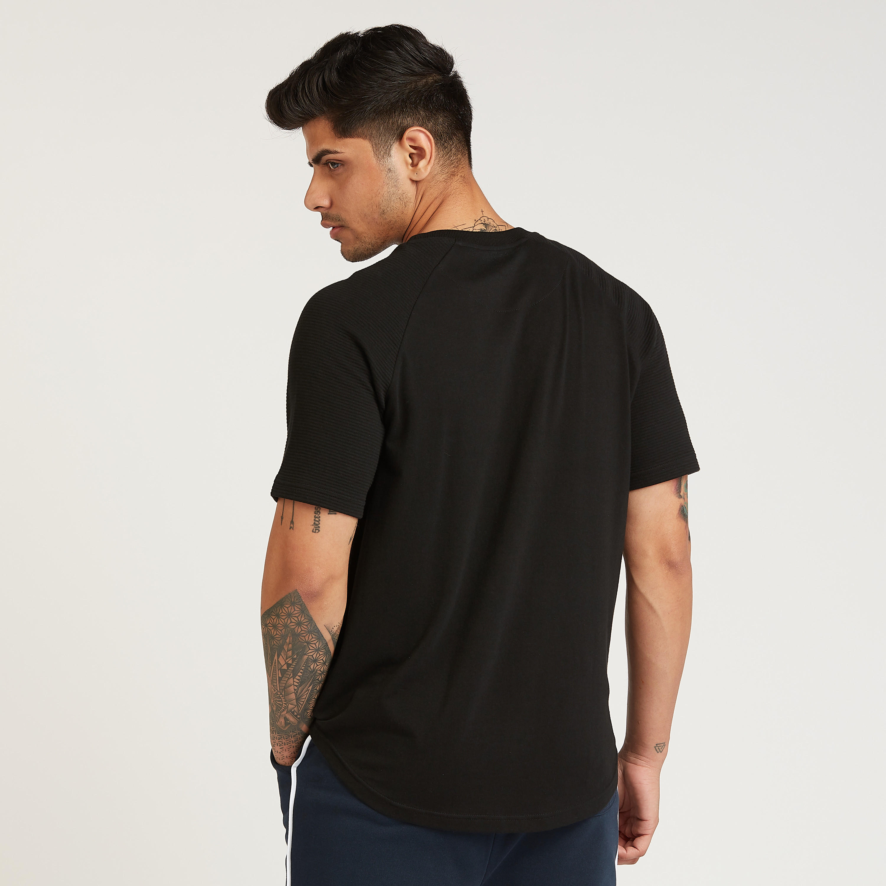 تيشيرت بارز الملمس بياقة ضيّقة وأكمام مغايرة-men-clothing-tshirtsandpolos-tshirts-image-4