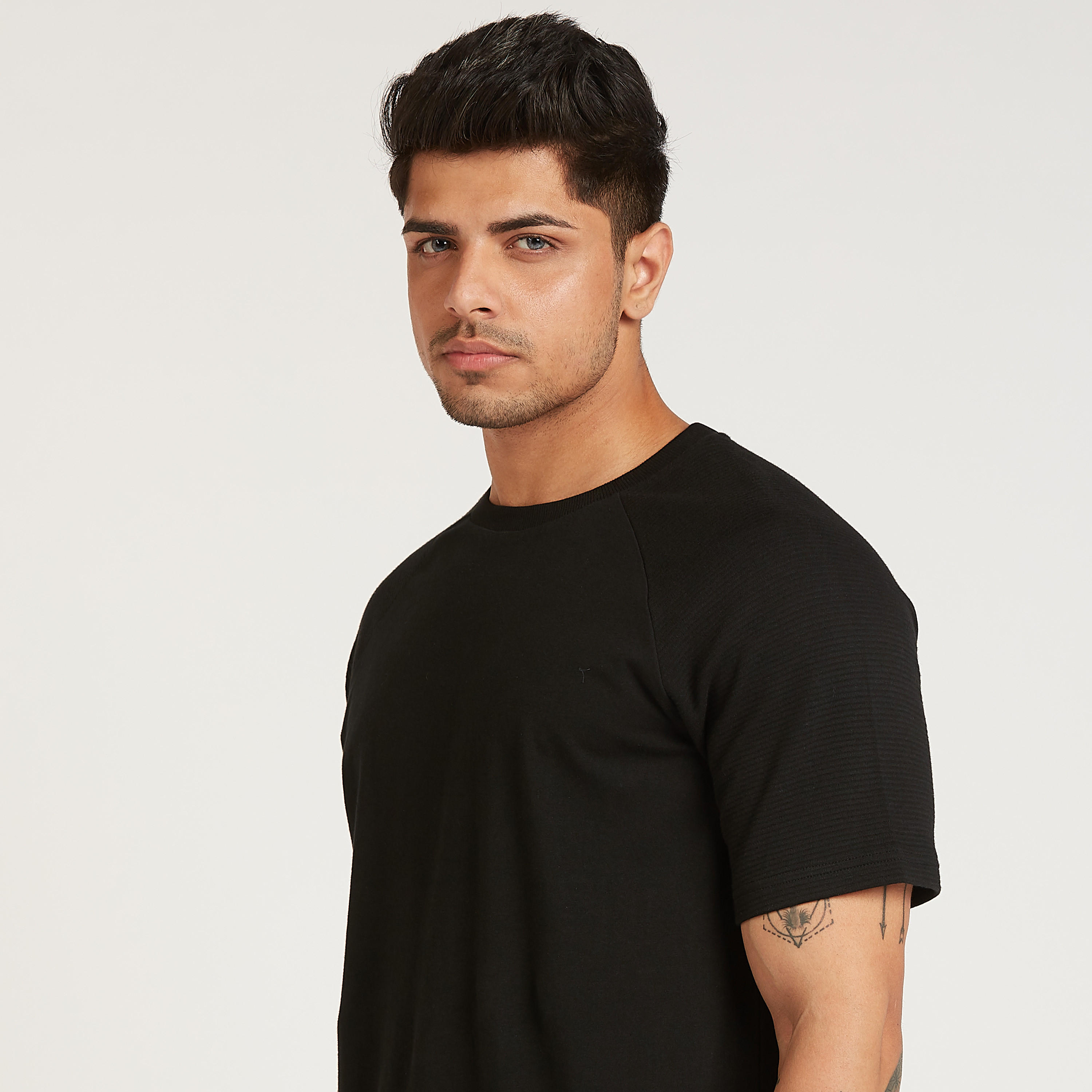 تيشيرت بارز الملمس بياقة ضيّقة وأكمام مغايرة-men-clothing-tshirtsandpolos-tshirts-image-5
