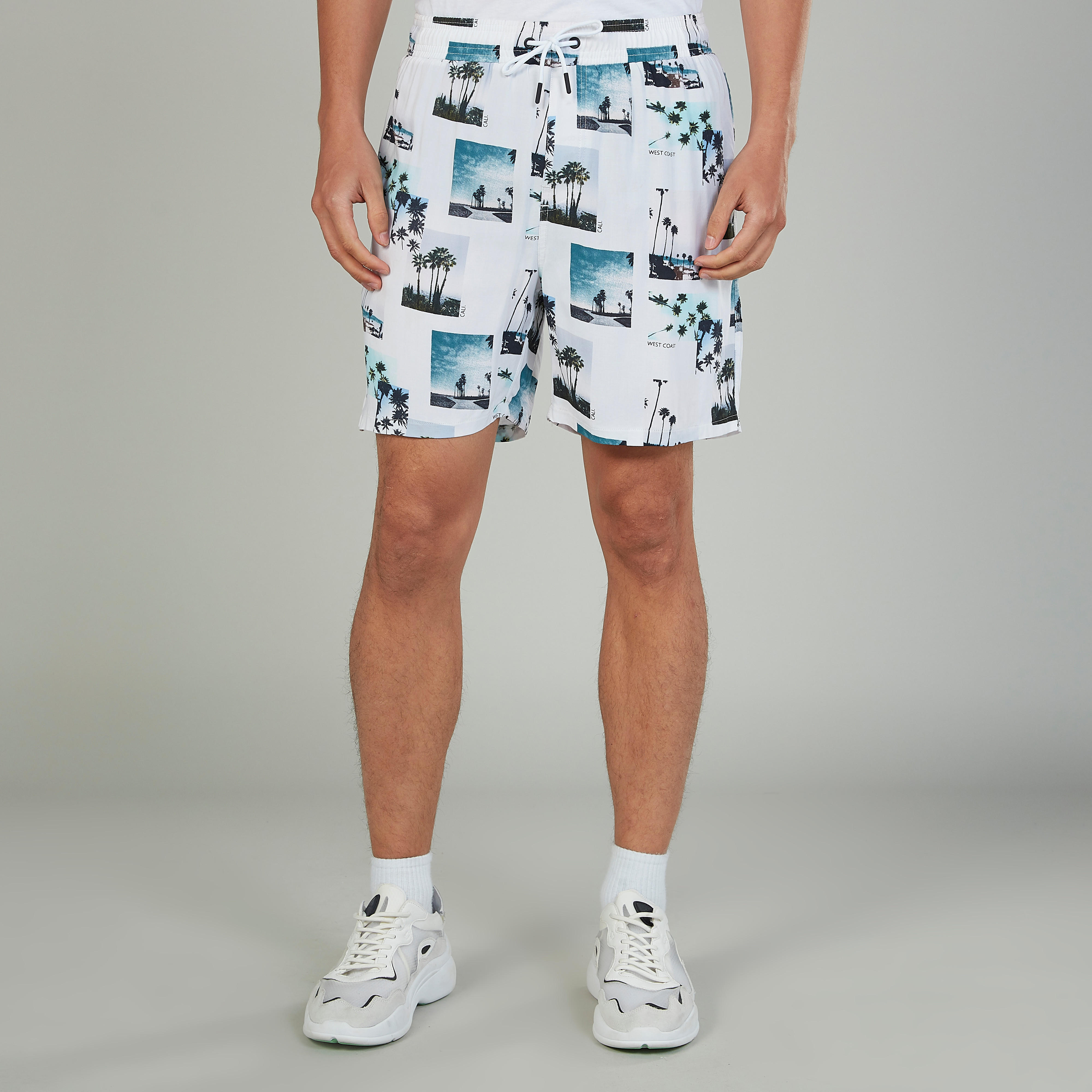 شورت بخصر متوسط الارتفاع ورباط وجيوب وطبعات-men-clothing-bottoms-shorts-image-1