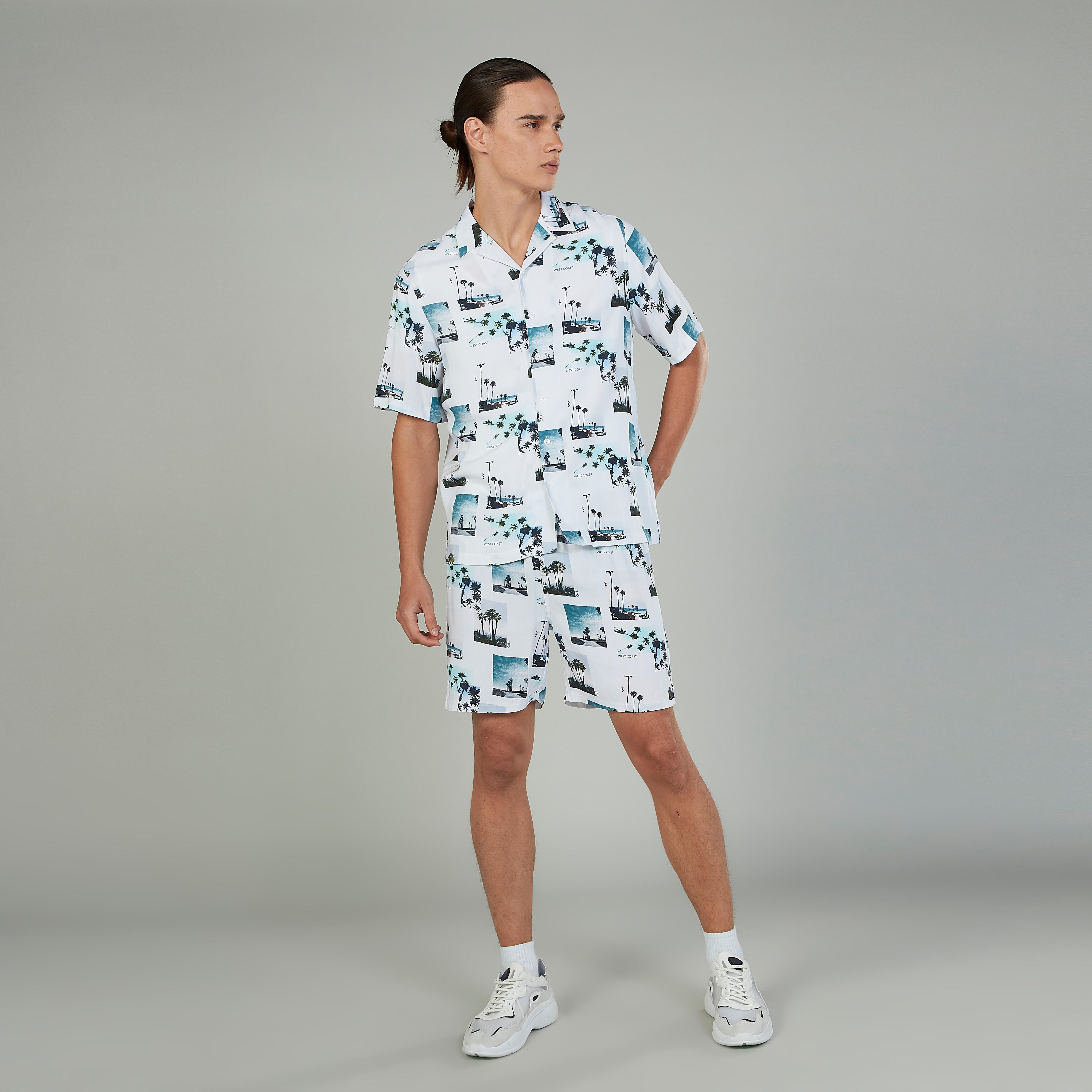 شورت بخصر متوسط الارتفاع ورباط وجيوب وطبعات-men-clothing-bottoms-shorts-image-2