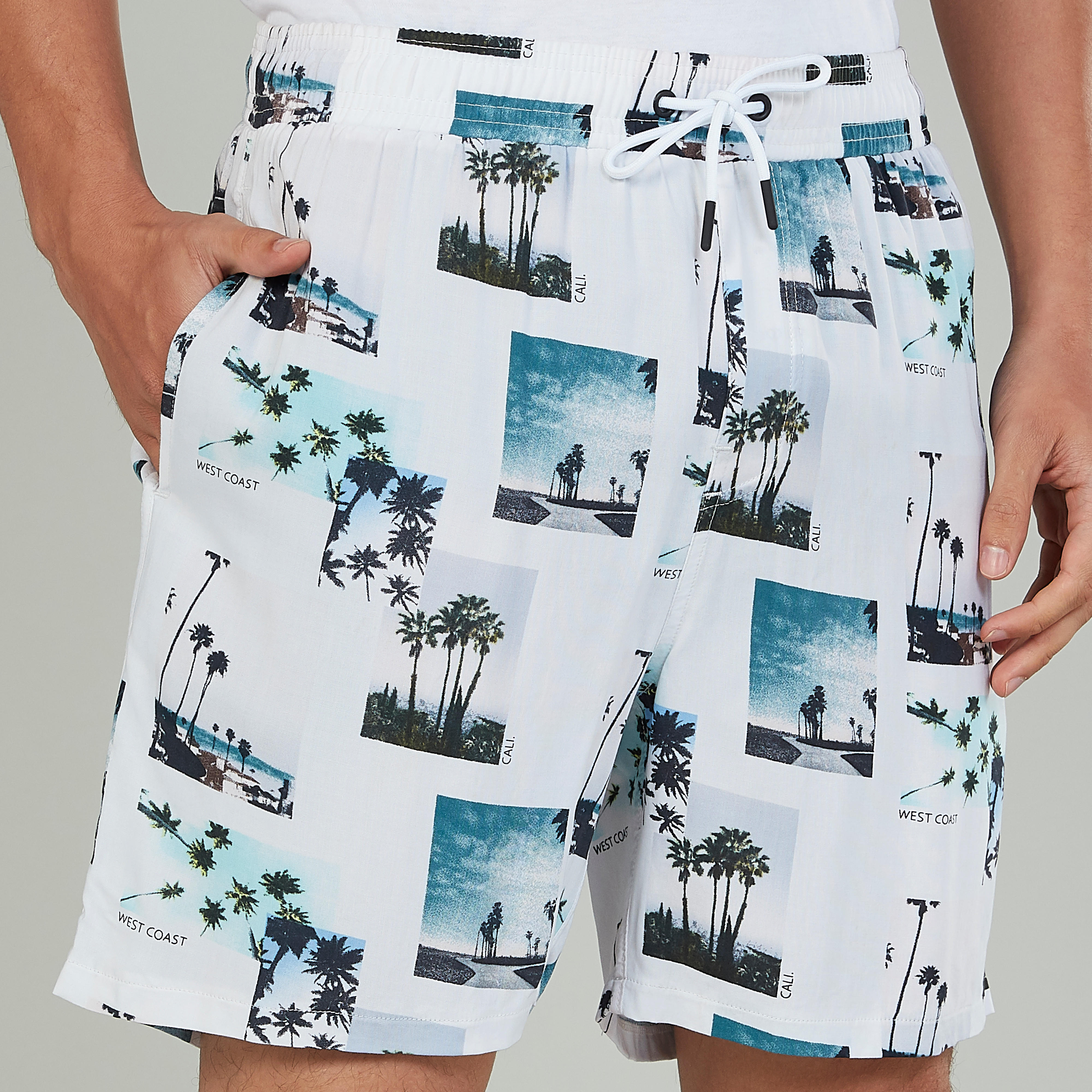 شورت بخصر متوسط الارتفاع ورباط وجيوب وطبعات-men-clothing-bottoms-shorts-image-3
