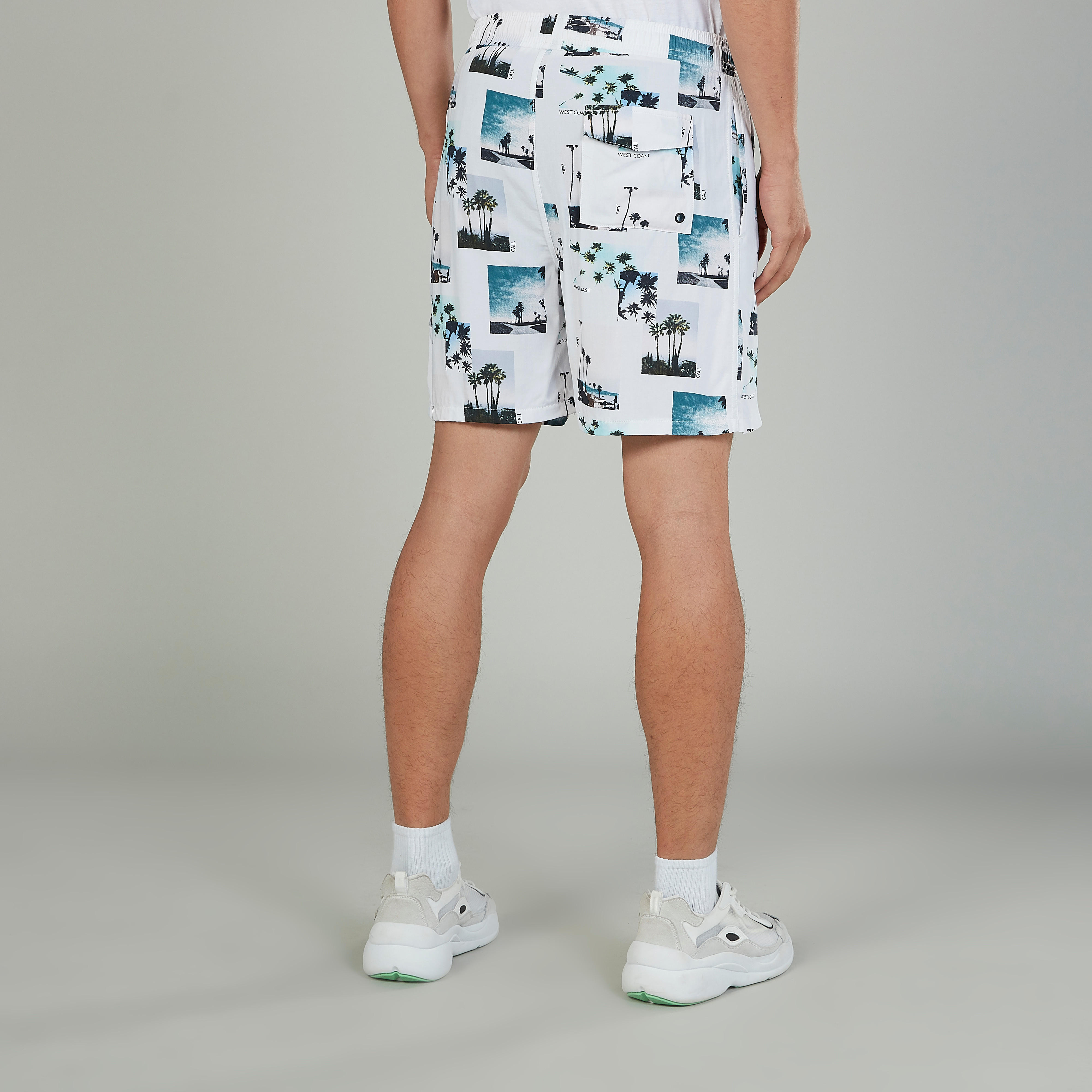 شورت بخصر متوسط الارتفاع ورباط وجيوب وطبعات-men-clothing-bottoms-shorts-image-4