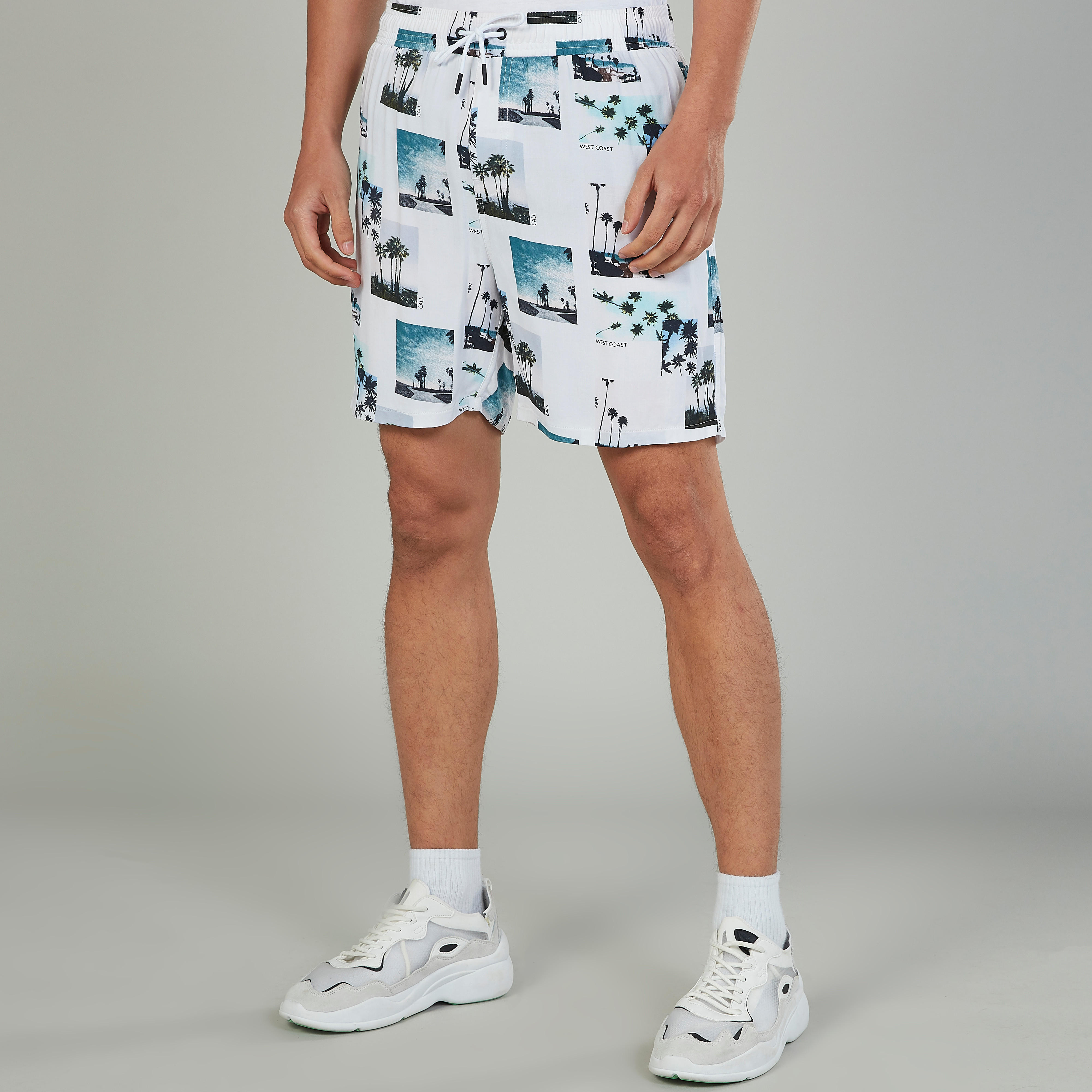 شورت بخصر متوسط الارتفاع ورباط وجيوب وطبعات-men-clothing-bottoms-shorts-image-5