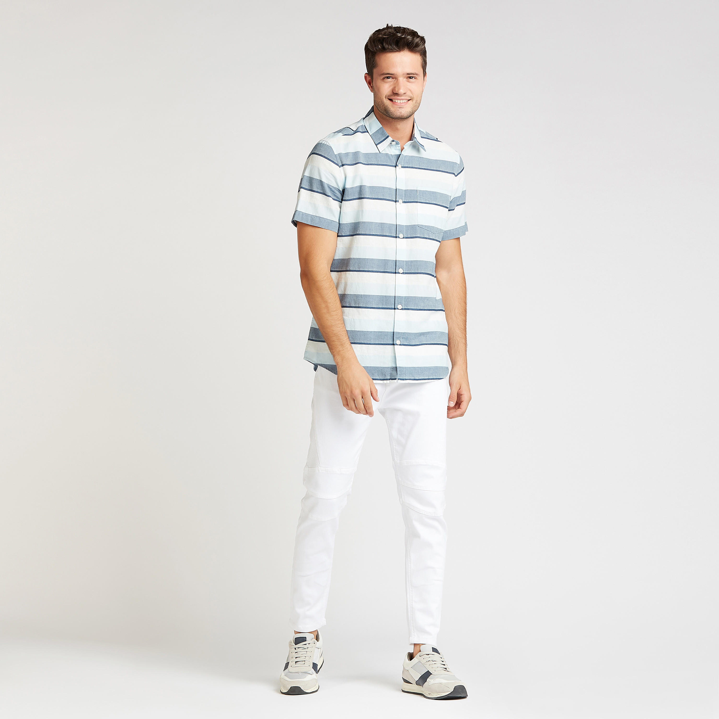 قميص مخطّط سليم بأكمام قصيرة وجيب على الصّدر-men-clothing-shirts-image-2