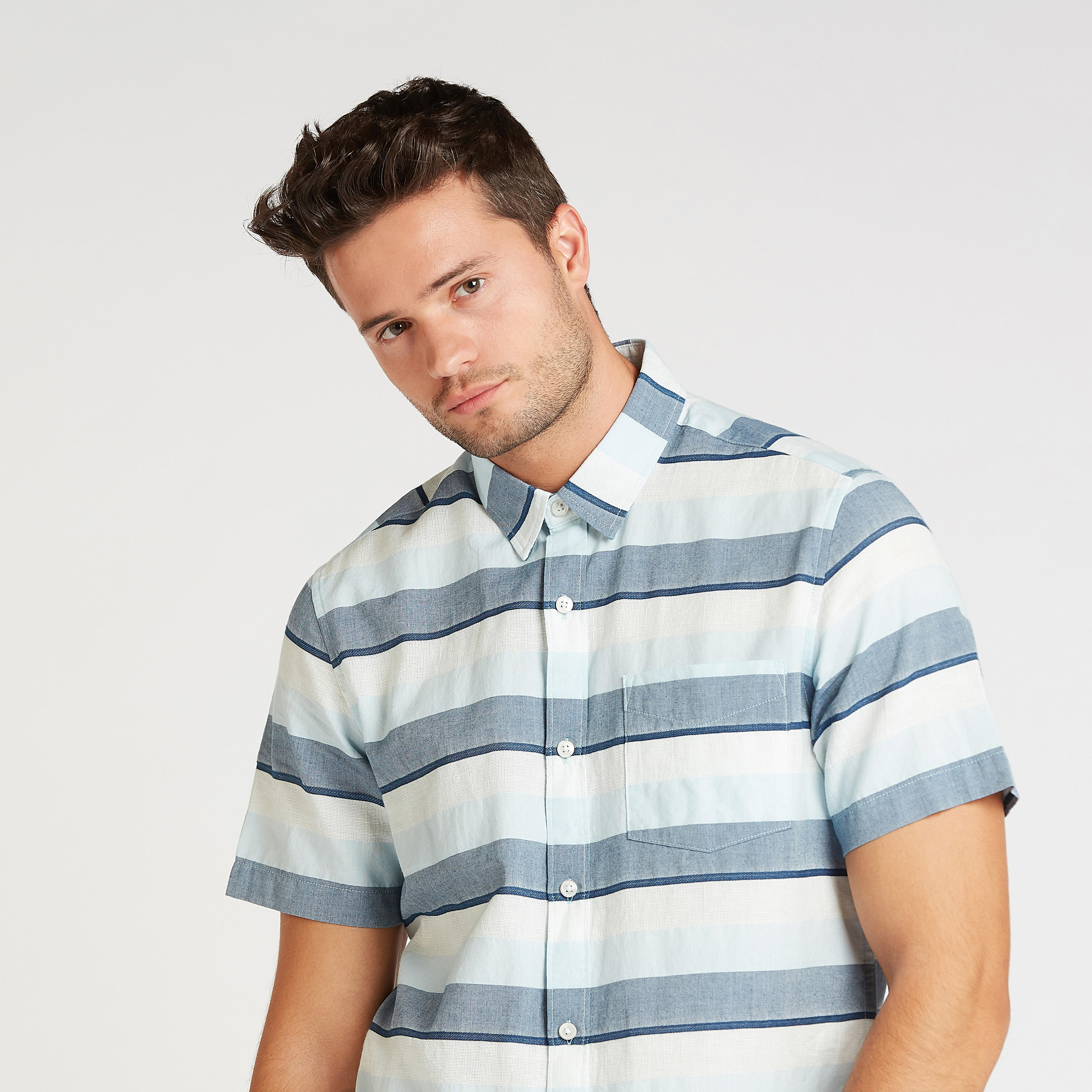قميص مخطّط سليم بأكمام قصيرة وجيب على الصّدر-men-clothing-shirts-image-3