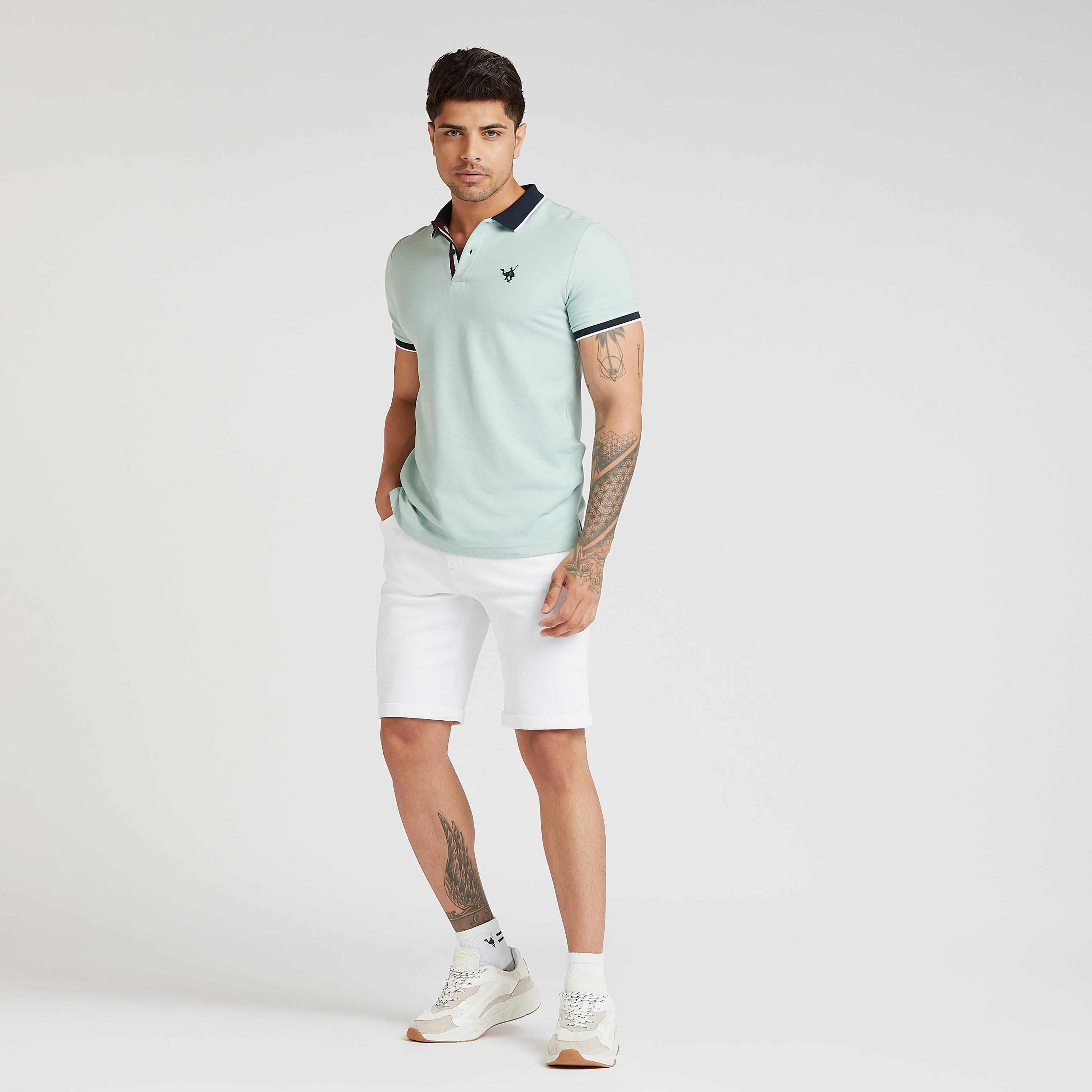 شورت دينم سادة بتفاصيل جيوب ورباط-men-clothing-bottoms-shorts-image-3