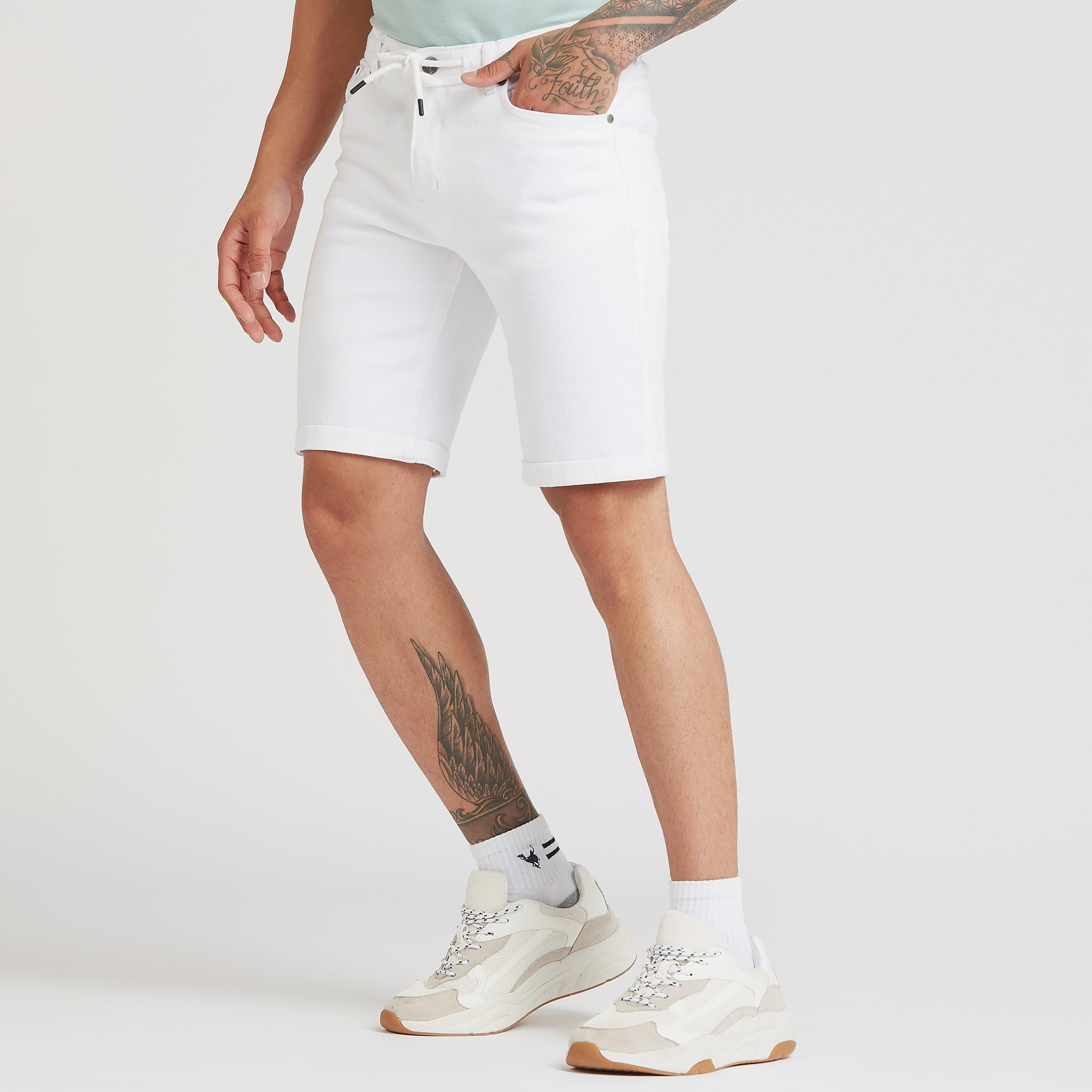 شورت دينم سادة بتفاصيل جيوب ورباط-men-clothing-bottoms-shorts-image-2
