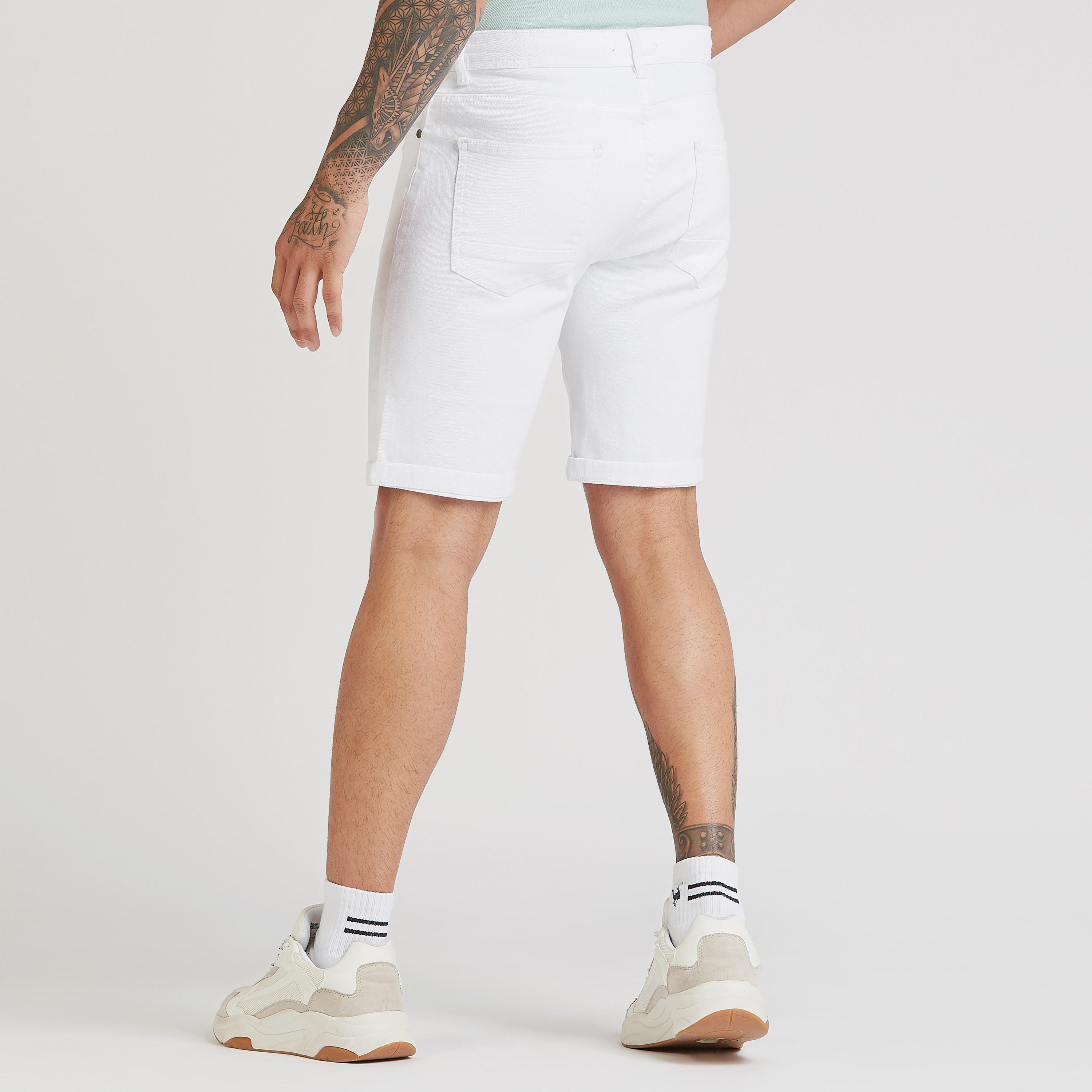 شورت دينم سادة بتفاصيل جيوب ورباط-men-clothing-bottoms-shorts-image-1