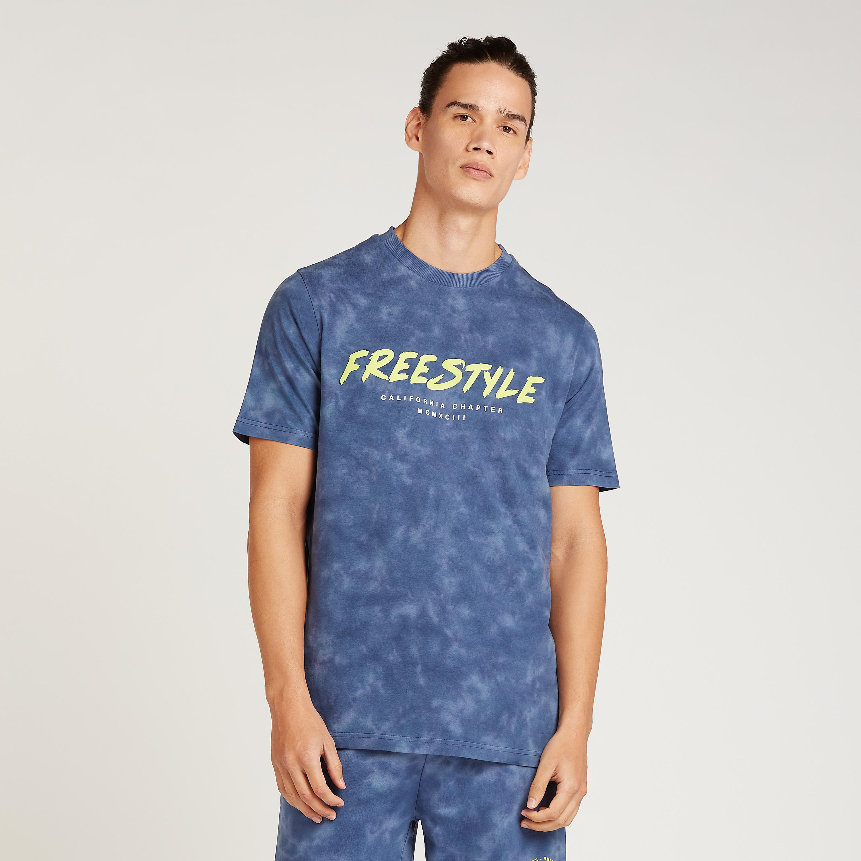 تيشيرت بياقة ضيّقة وأكمام قصيرة وطبعات-men-clothing-tshirtsandpolos-tshirts-image-5