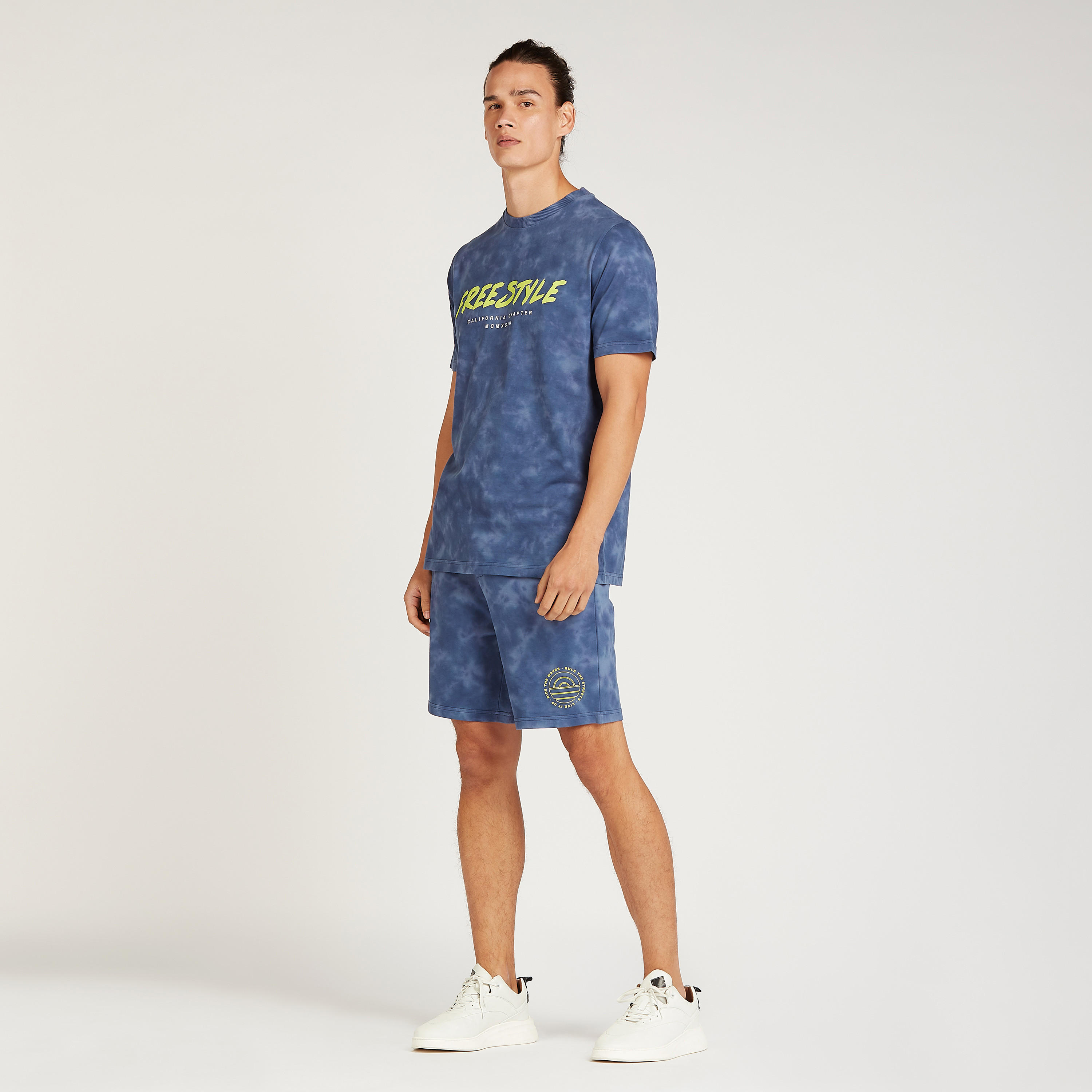 تيشيرت بياقة ضيّقة وأكمام قصيرة وطبعات-men-clothing-tshirtsandpolos-tshirts-image-4