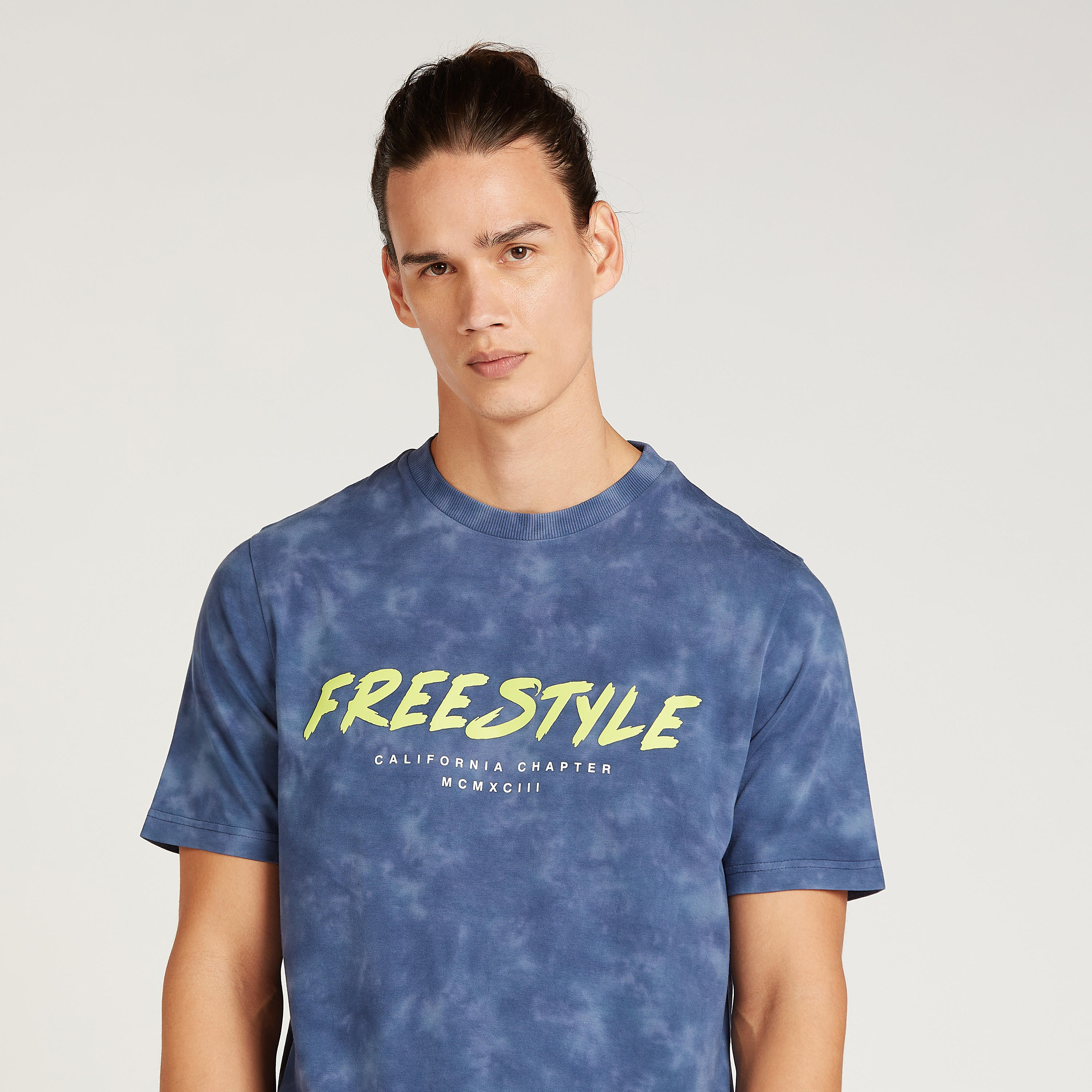 تيشيرت بياقة ضيّقة وأكمام قصيرة وطبعات-men-clothing-tshirtsandpolos-tshirts-image-3