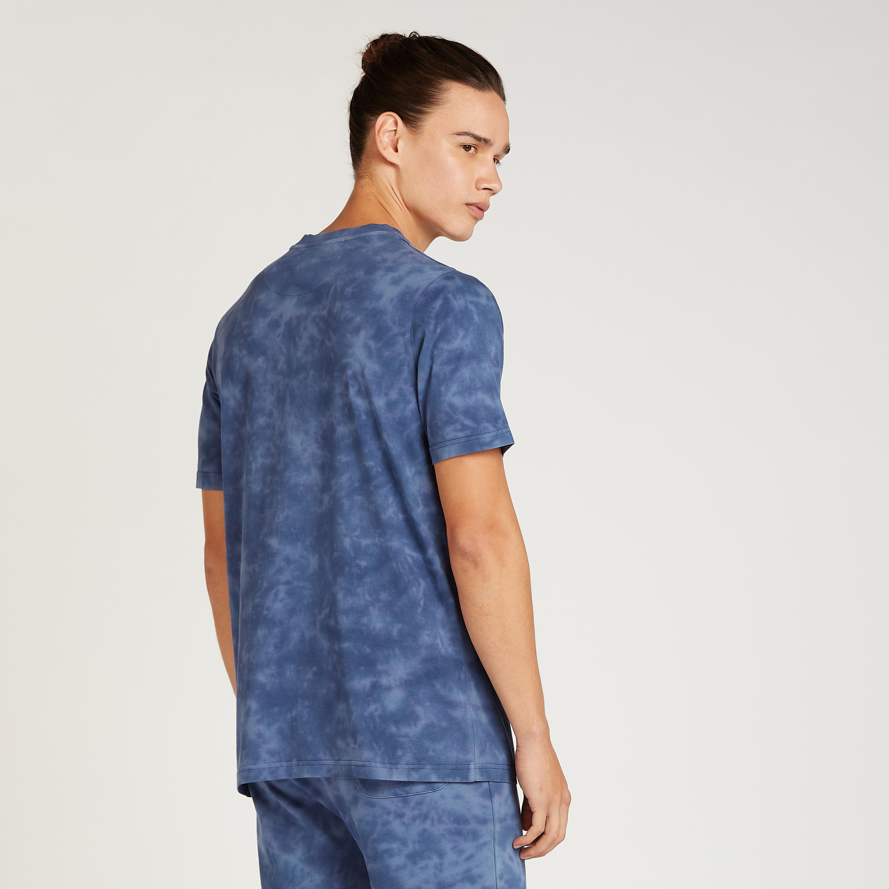 تيشيرت بياقة ضيّقة وأكمام قصيرة وطبعات-men-clothing-tshirtsandpolos-tshirts-image-2