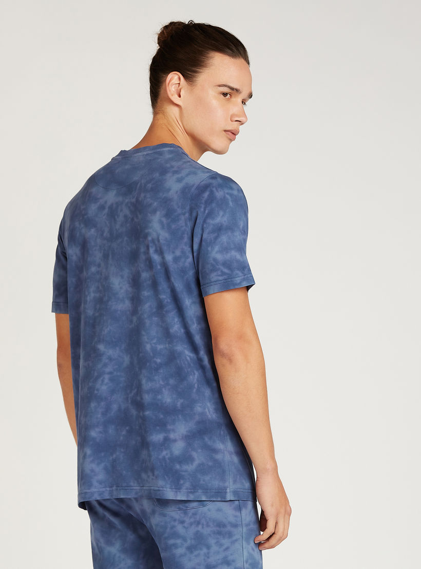 تيشيرت بياقة ضيّقة وأكمام قصيرة وطبعات-men-clothing-tshirtsandpolos-tshirts-image-2