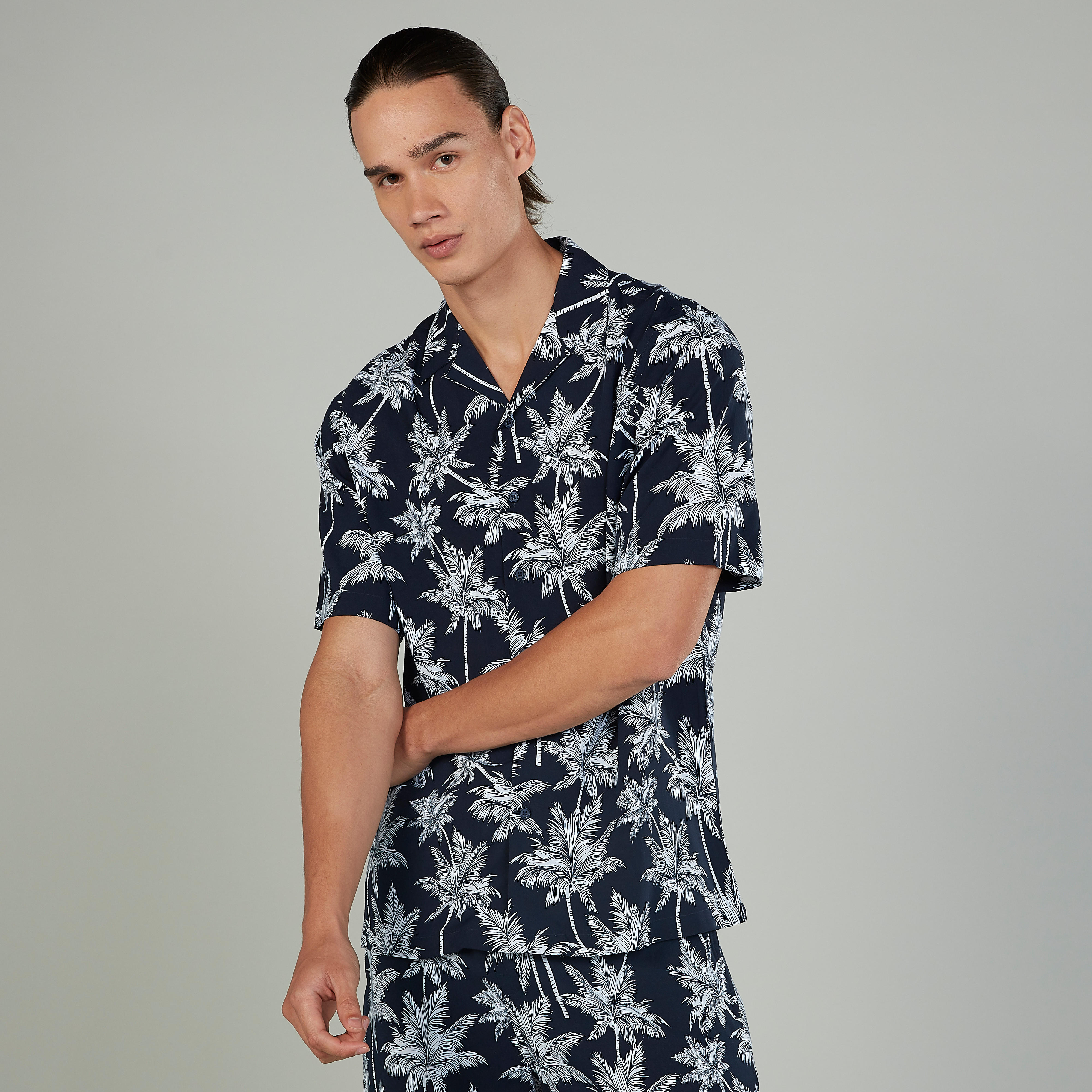 قميص سليم بياقة عاديّة وأكمام قصيرة وطبعات-men-clothing-shirts-image-3