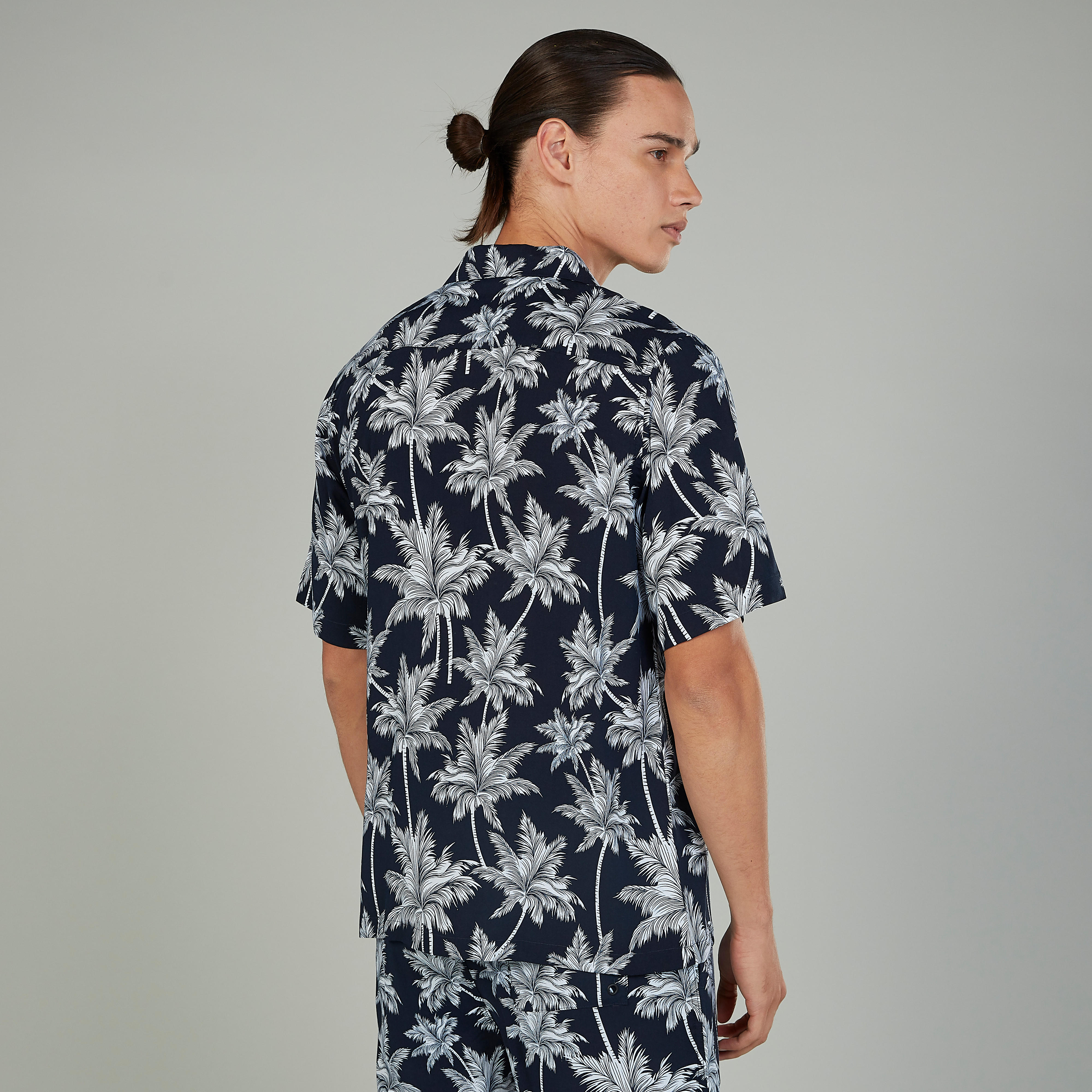 قميص سليم بياقة عاديّة وأكمام قصيرة وطبعات-men-clothing-shirts-image-4