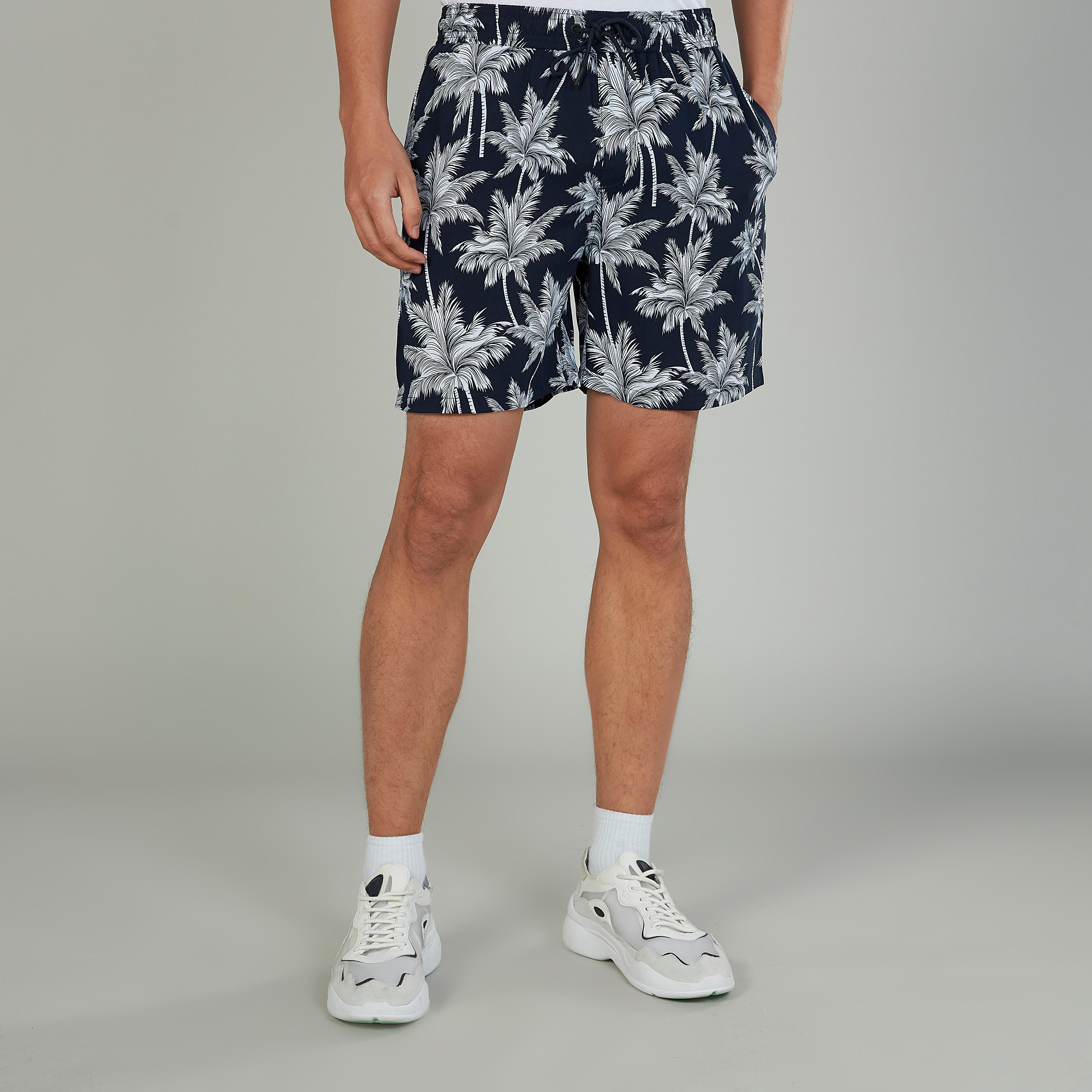 شورت بخصر متوسط الارتفاع ورباط وجيوب وطبعات-men-clothing-bottoms-shorts-image-1