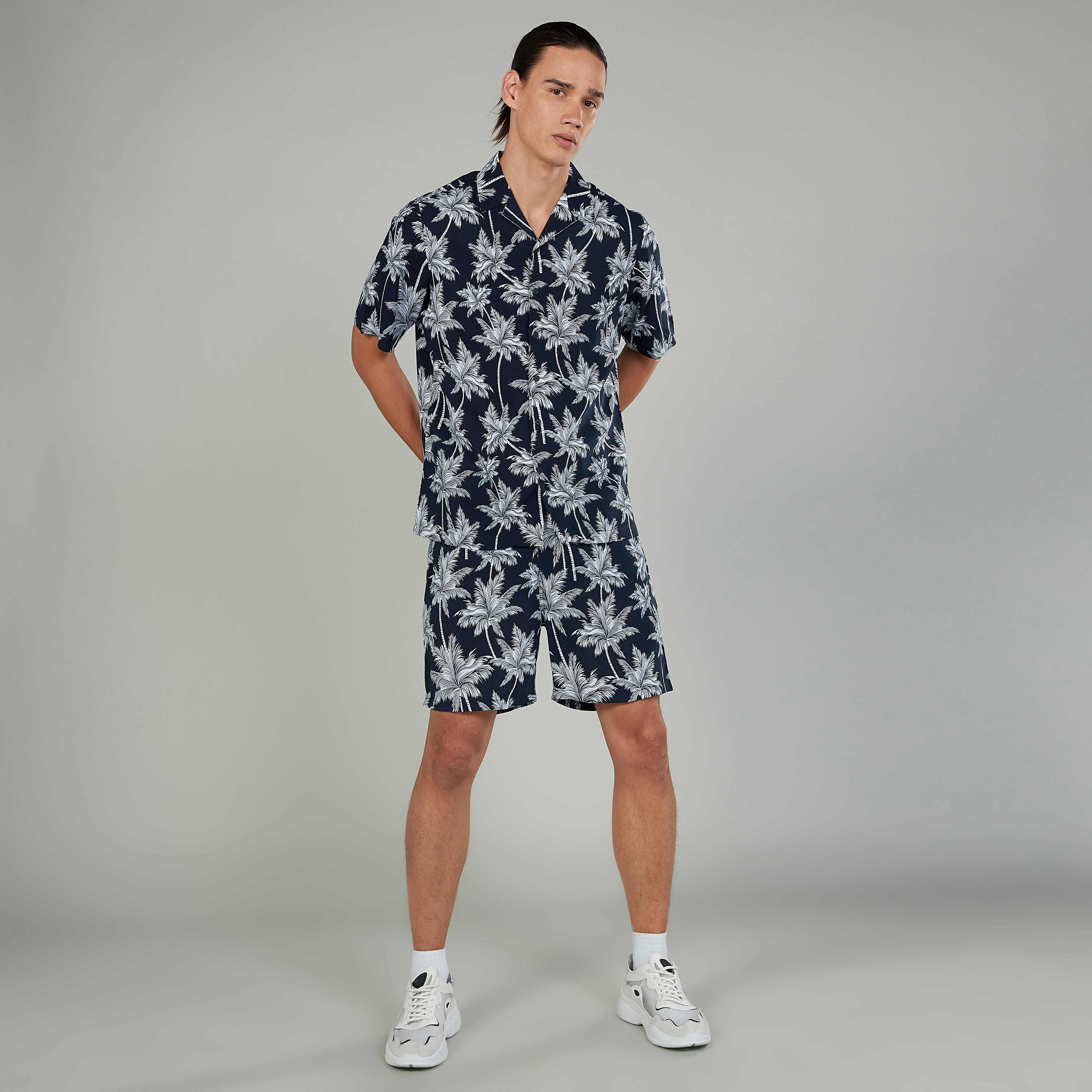 شورت بخصر متوسط الارتفاع ورباط وجيوب وطبعات-men-clothing-bottoms-shorts-image-2
