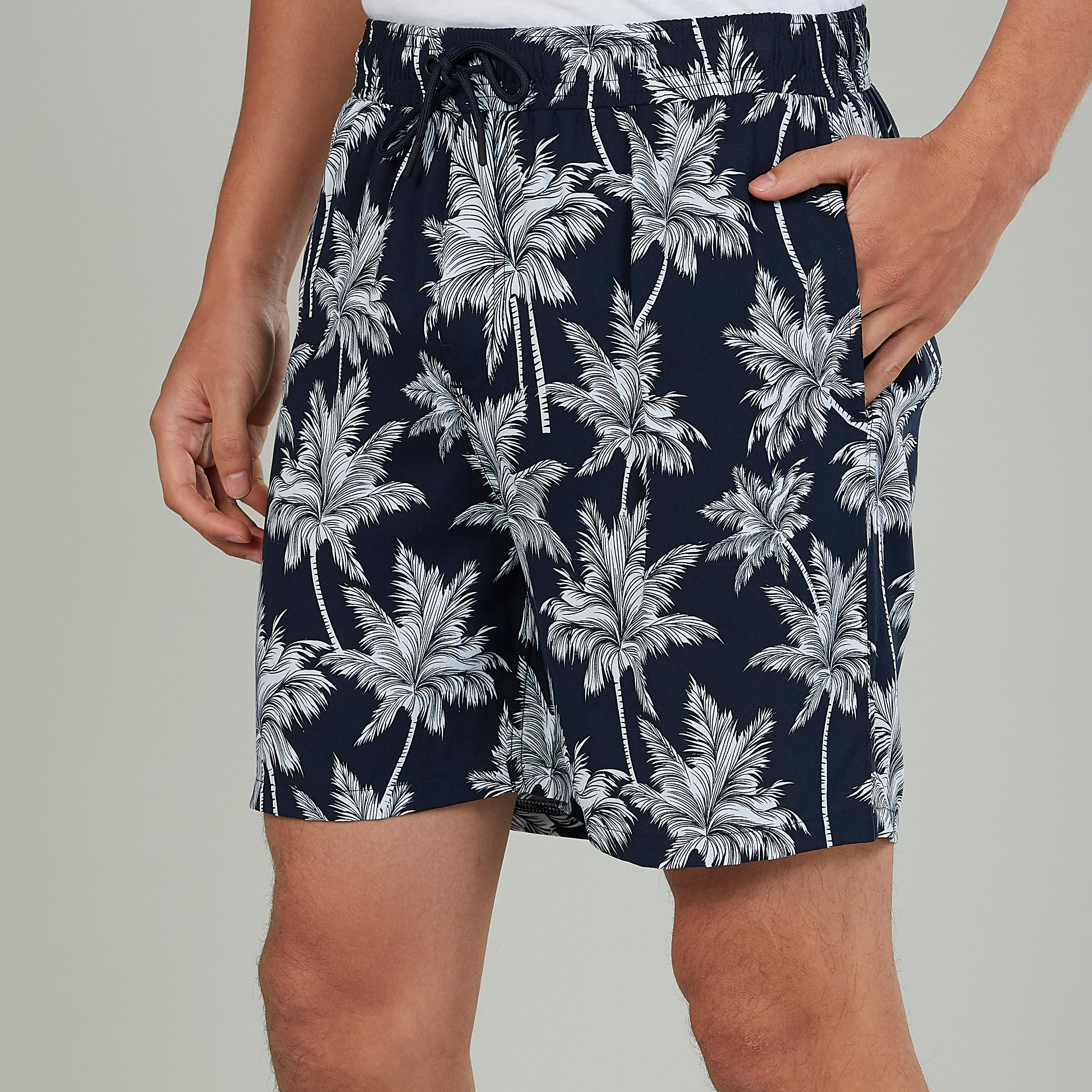 شورت بخصر متوسط الارتفاع ورباط وجيوب وطبعات-men-clothing-bottoms-shorts-image-3