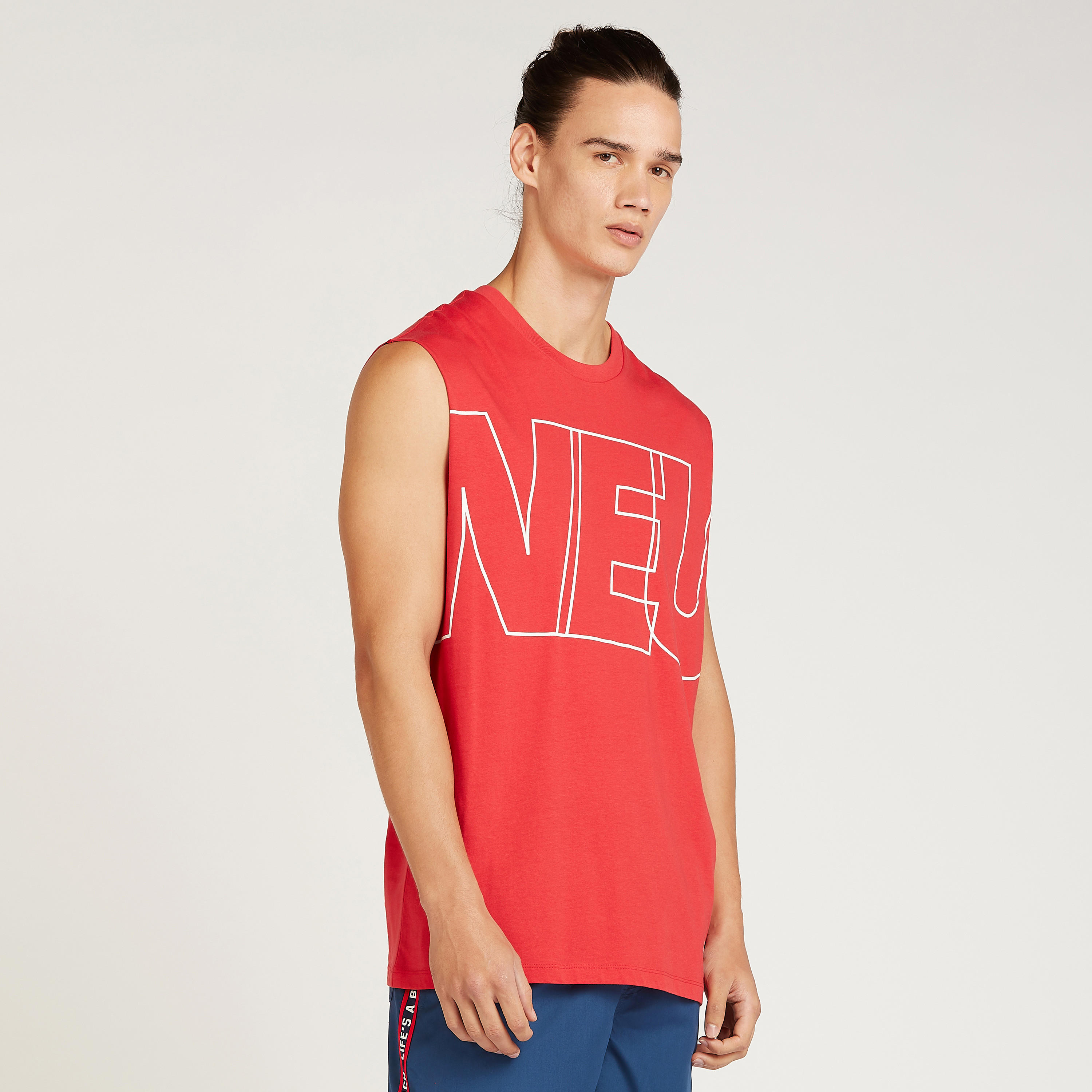 تيشيرت دون أكمام بياقة مستديرة وطبعات تايبوجرافيكية-men-clothing-tshirtsandpolos-tshirts-image-1