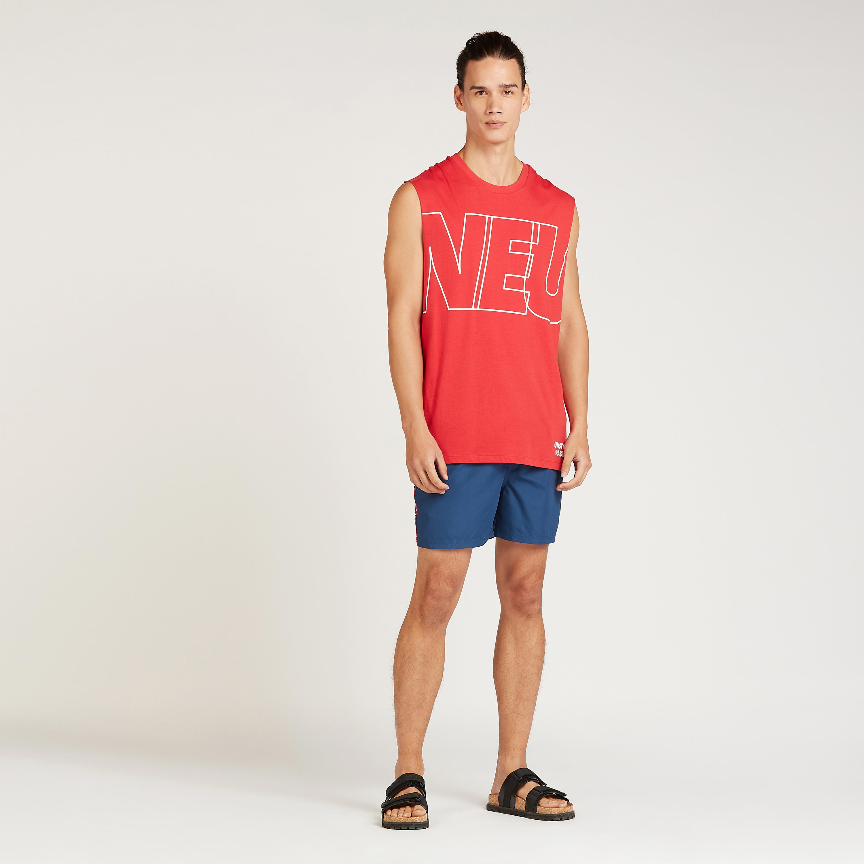 تيشيرت دون أكمام بياقة مستديرة وطبعات تايبوجرافيكية-men-clothing-tshirtsandpolos-tshirts-image-2