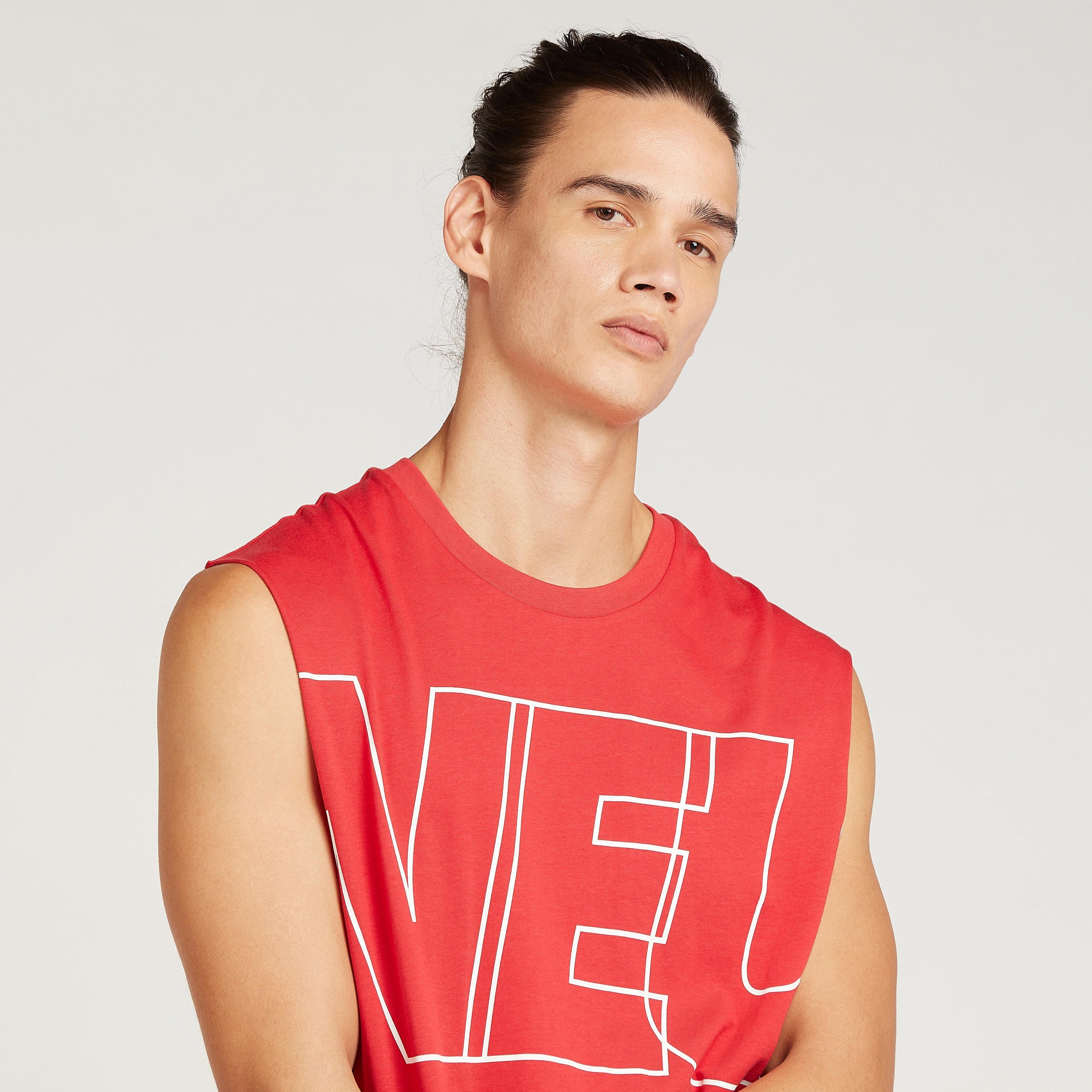 تيشيرت دون أكمام بياقة مستديرة وطبعات تايبوجرافيكية-men-clothing-tshirtsandpolos-tshirts-image-3