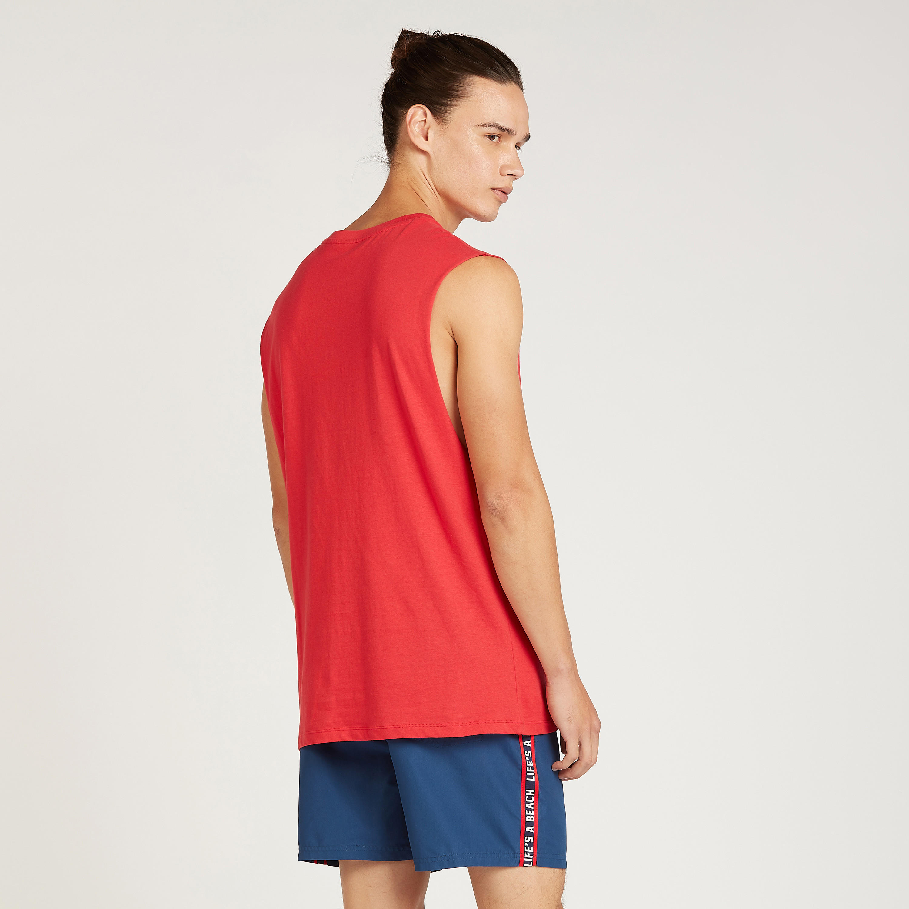 تيشيرت دون أكمام بياقة مستديرة وطبعات تايبوجرافيكية-men-clothing-tshirtsandpolos-tshirts-image-4