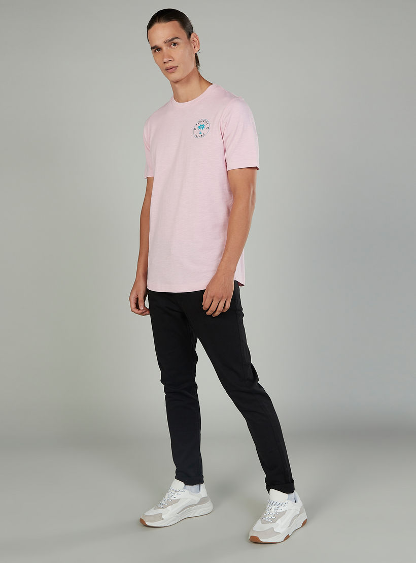 تيشيرت بياقة ضيّقة وأكمام قصيرة وطبعات-men-clothing-tshirtsandpolos-tshirts-image-4