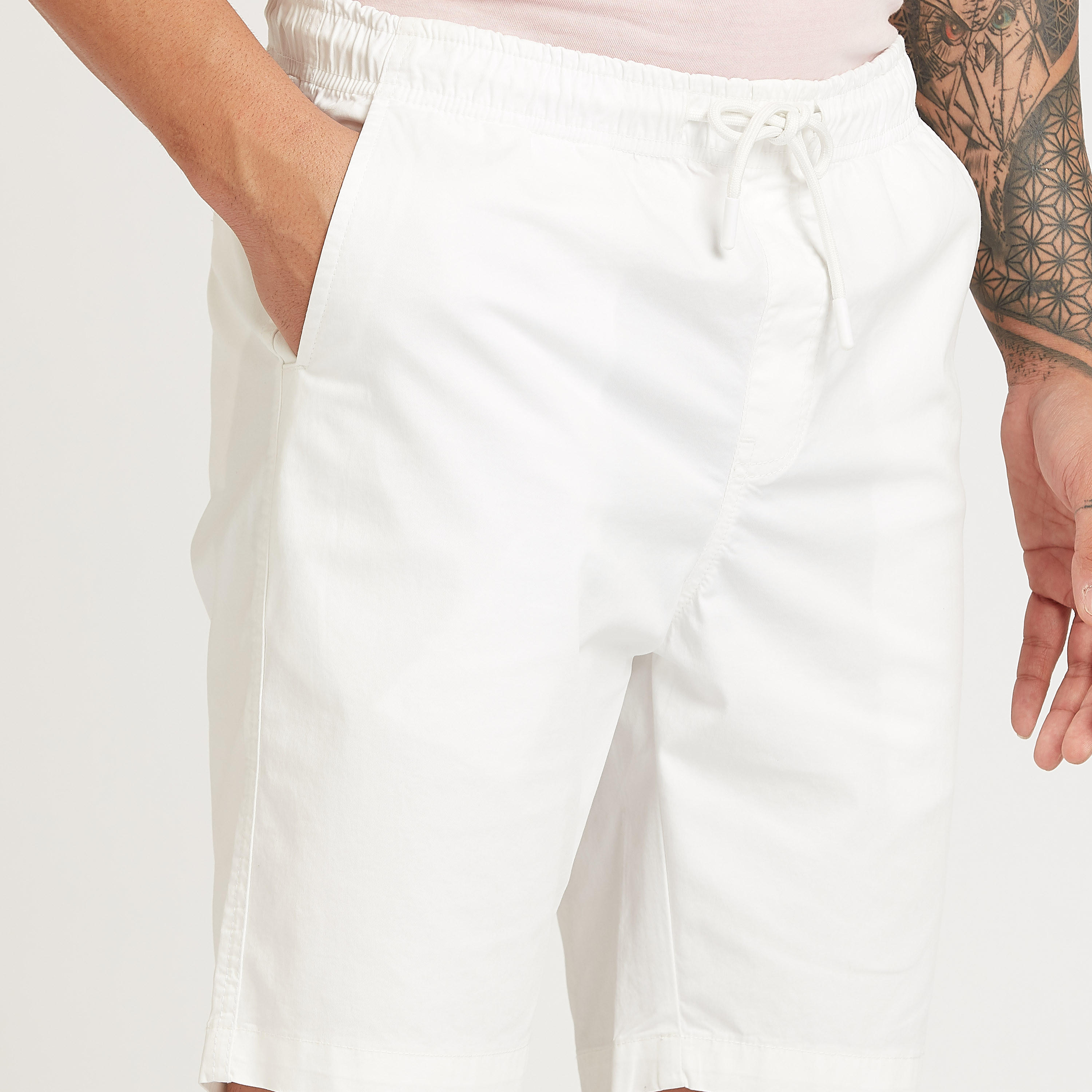 شورت سادة بخصر متوسط الارتفاع ورباط وجيوب-men-clothing-bottoms-shorts-image-3
