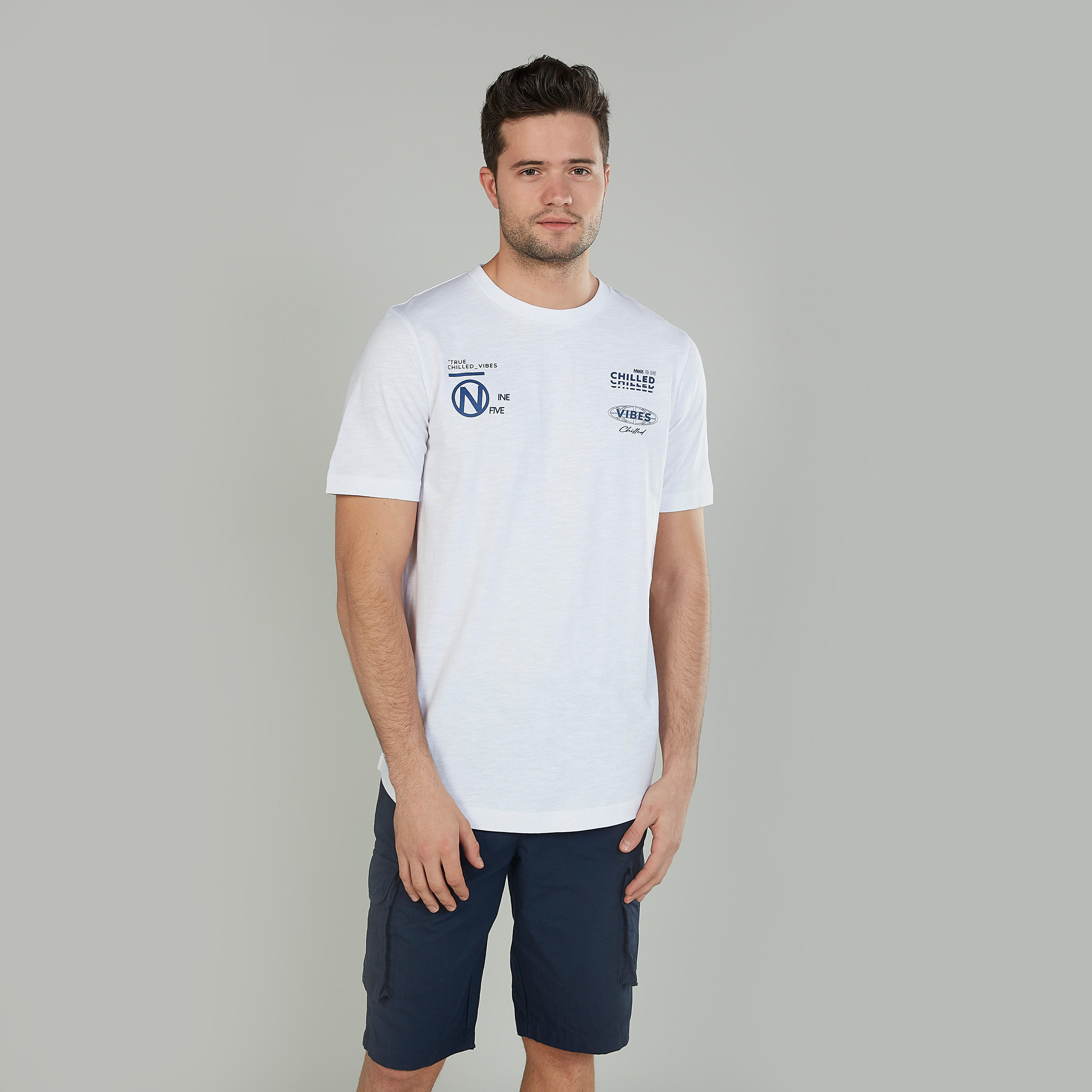 تيشيرت بياقة ضيّقة وأكمام قصيرة وطبعات-men-clothing-tshirtsandpolos-tshirts-image-5