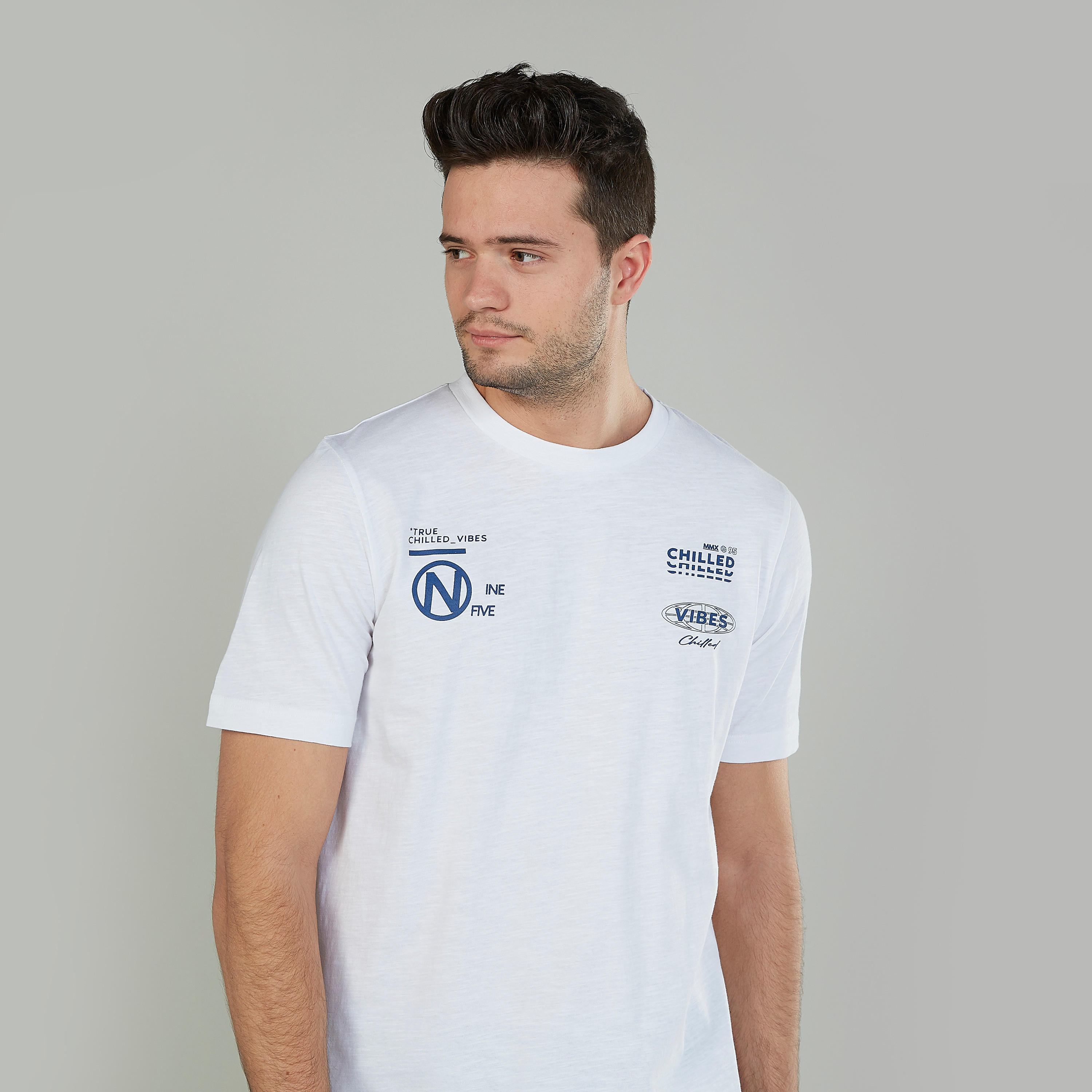 تيشيرت بياقة ضيّقة وأكمام قصيرة وطبعات-men-clothing-tshirtsandpolos-tshirts-image-3